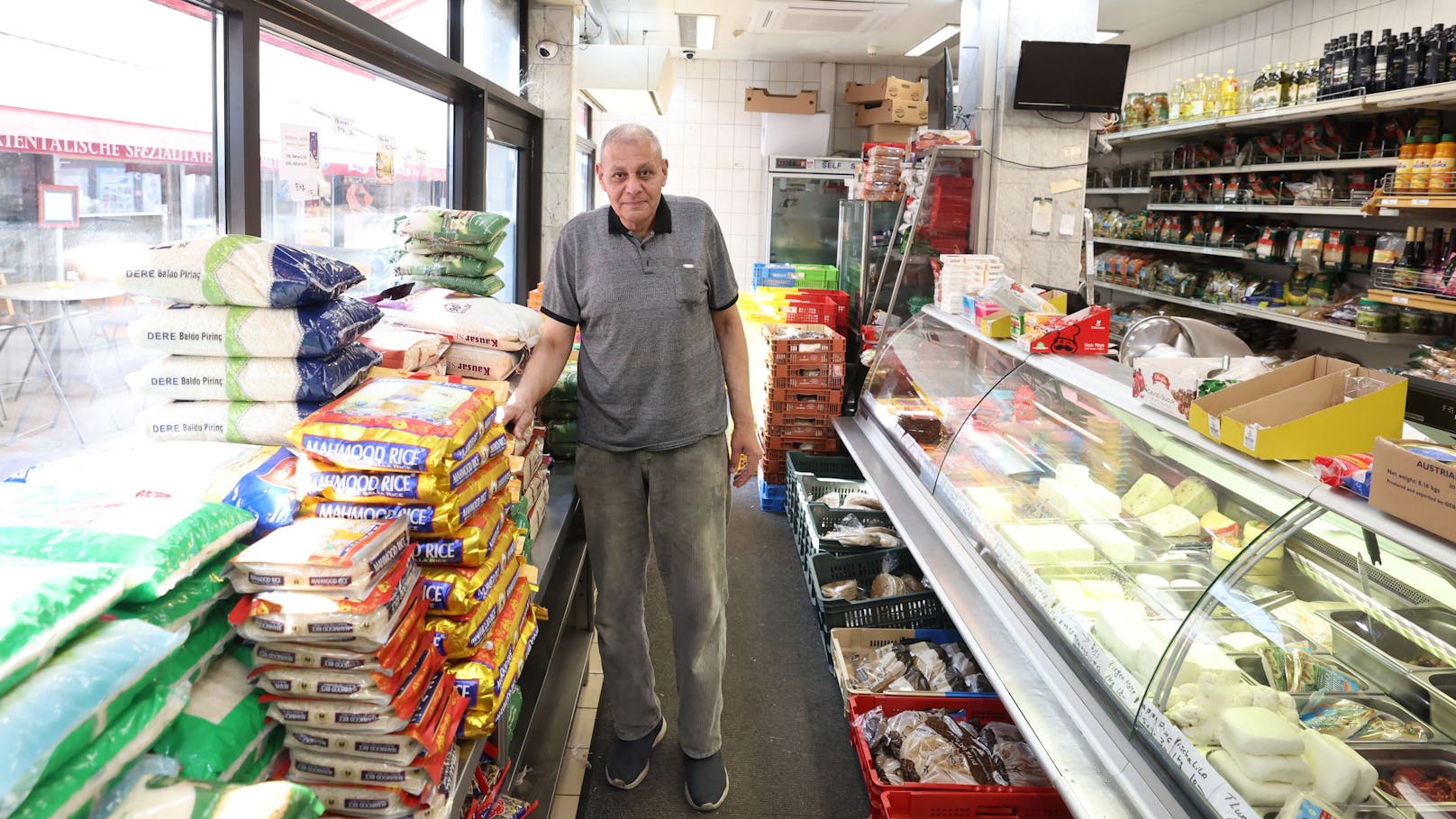 Der Marktstandler bedient seine Kunden Montags bis Samstags.