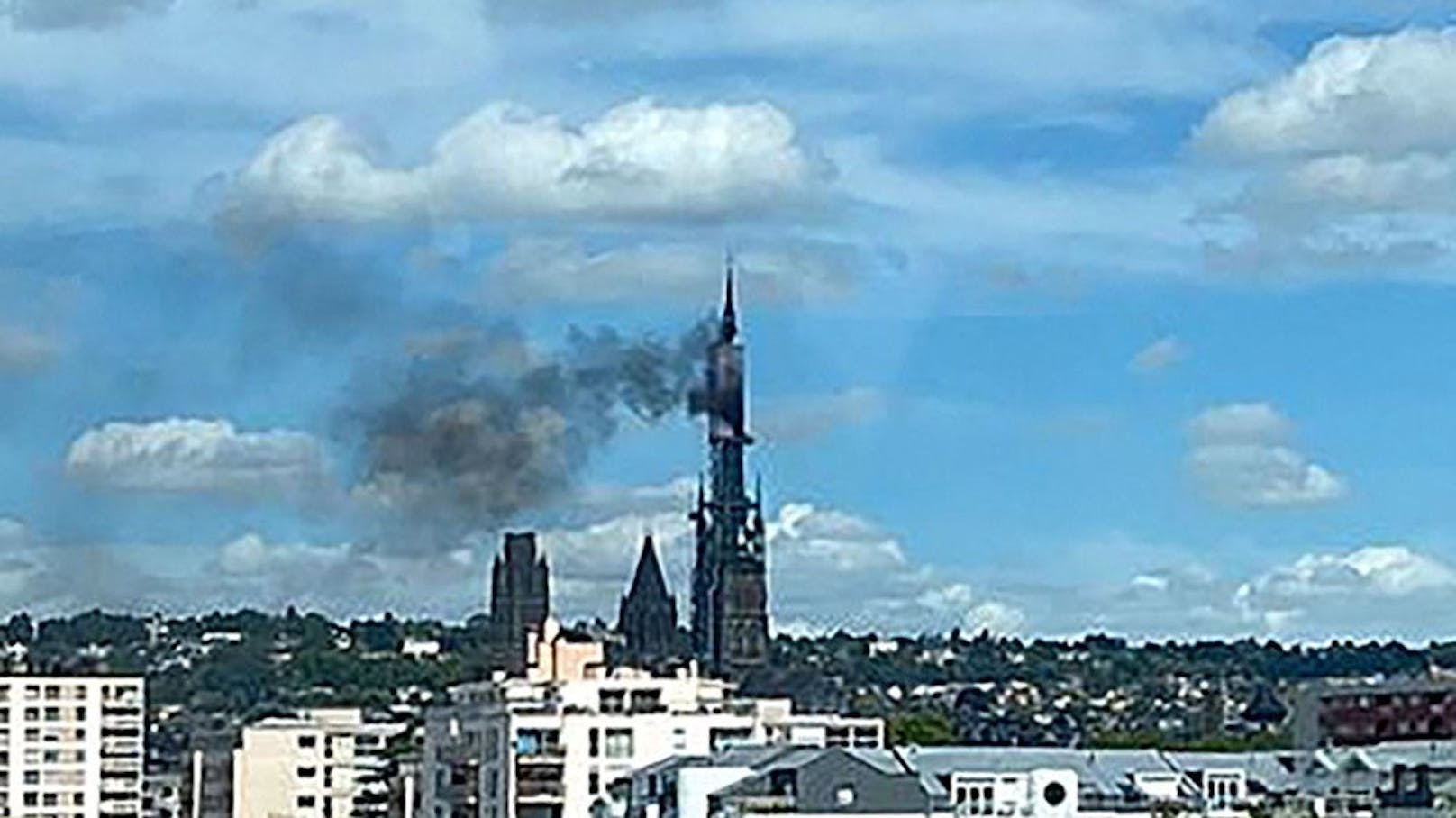 Kathedrale von Rouen brennt – Großeinsatz läuft
