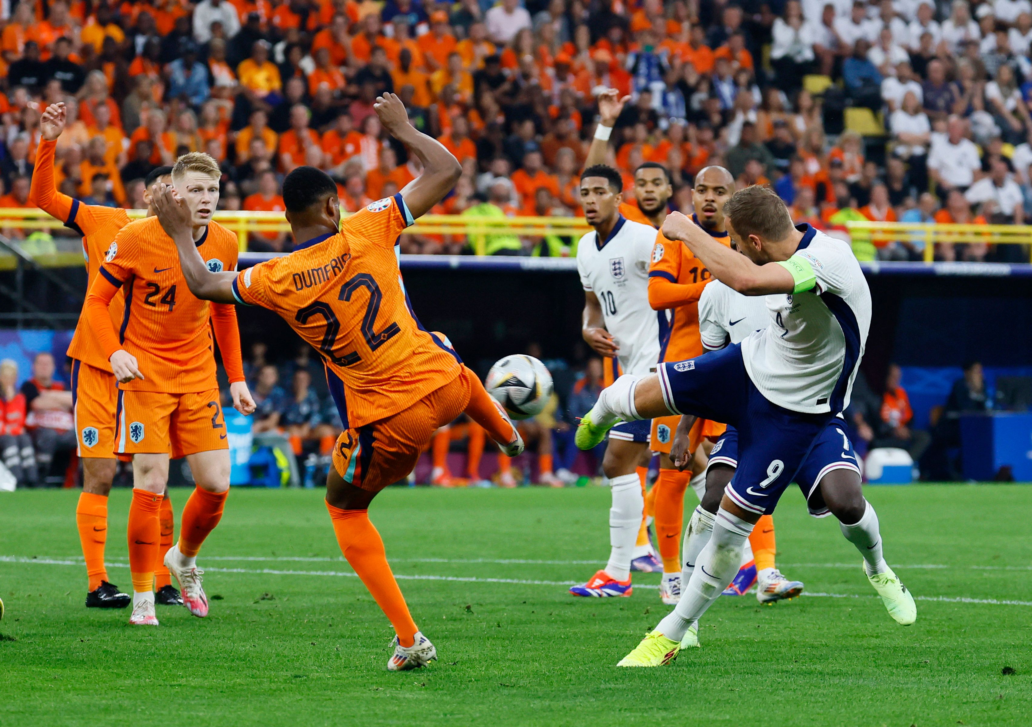 Die Elfmeter-Szene: Harry Kane schießt, Denzel Dumfries versucht zu blocken. 