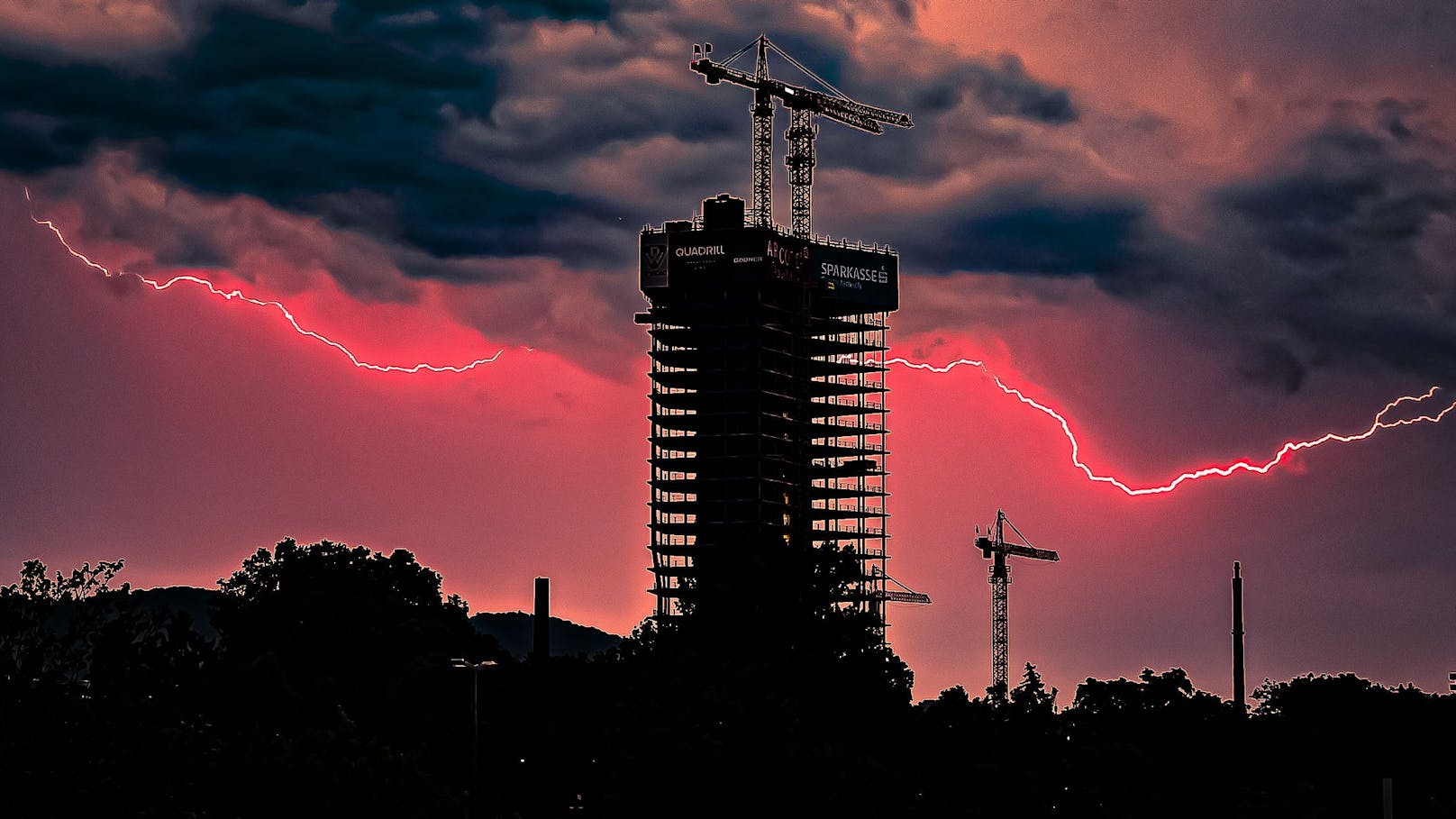 Fotograf Mike Wolf gelang dieses spektakuläre Blitz-Bild am Mittwochabend in Linz.