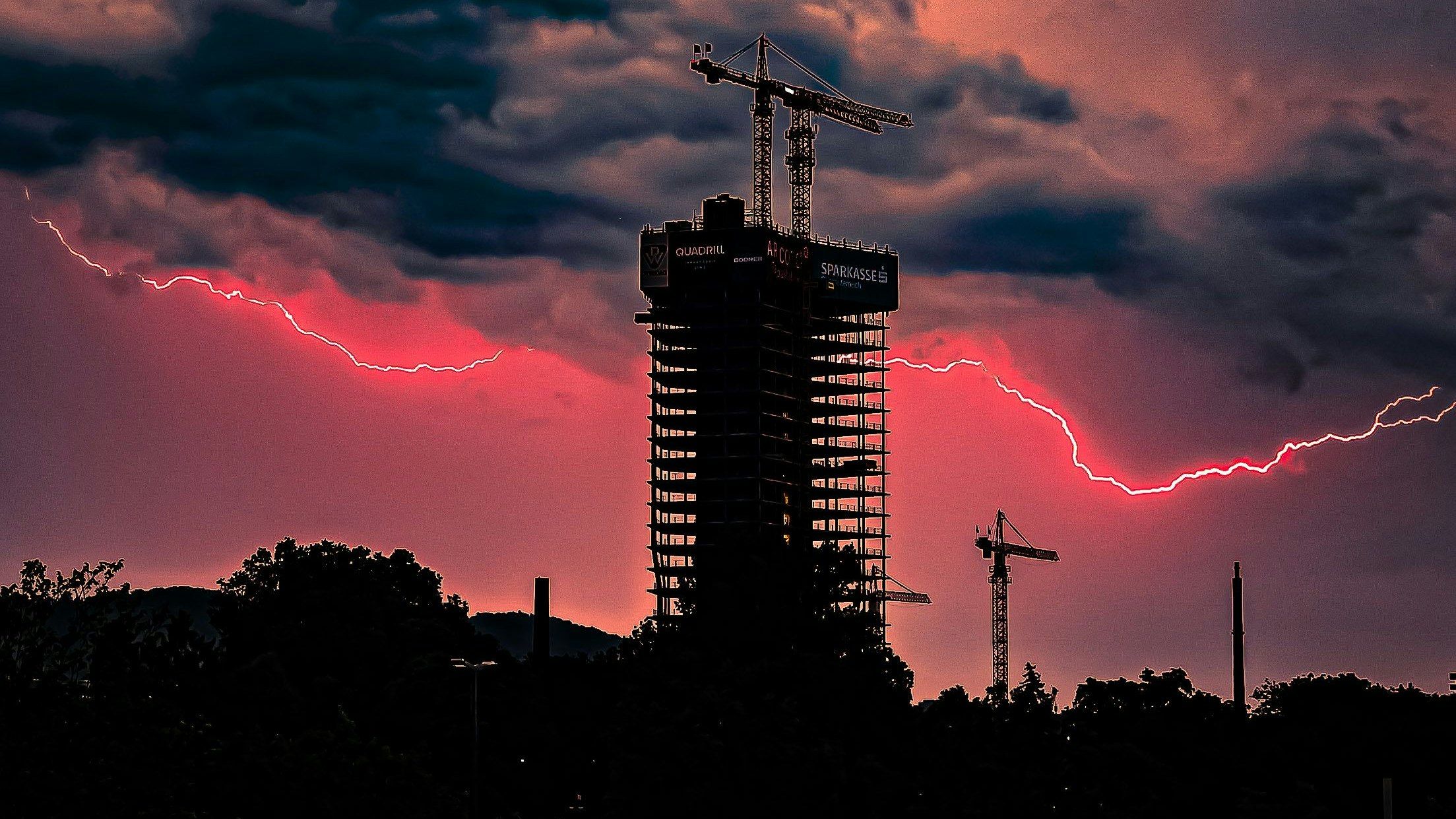 Fotograf Mike Wolf gelang dieses spektakuläre Blitz-Bild am Mittwochabend in Linz.