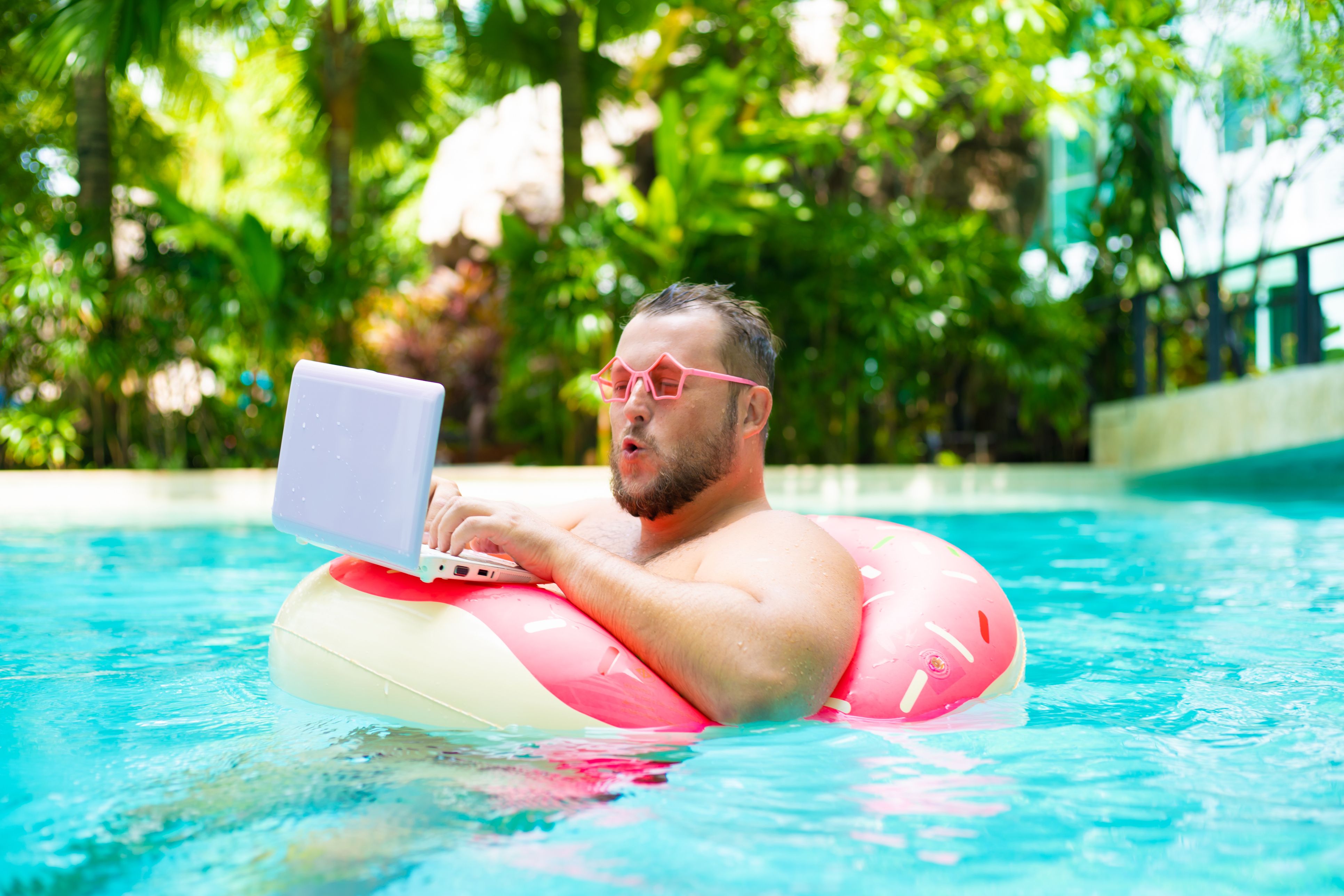 Cool mit dem Laptop im Pool? Nicht jede Abkühlung wird vom Arbeitgeber genehmigt.