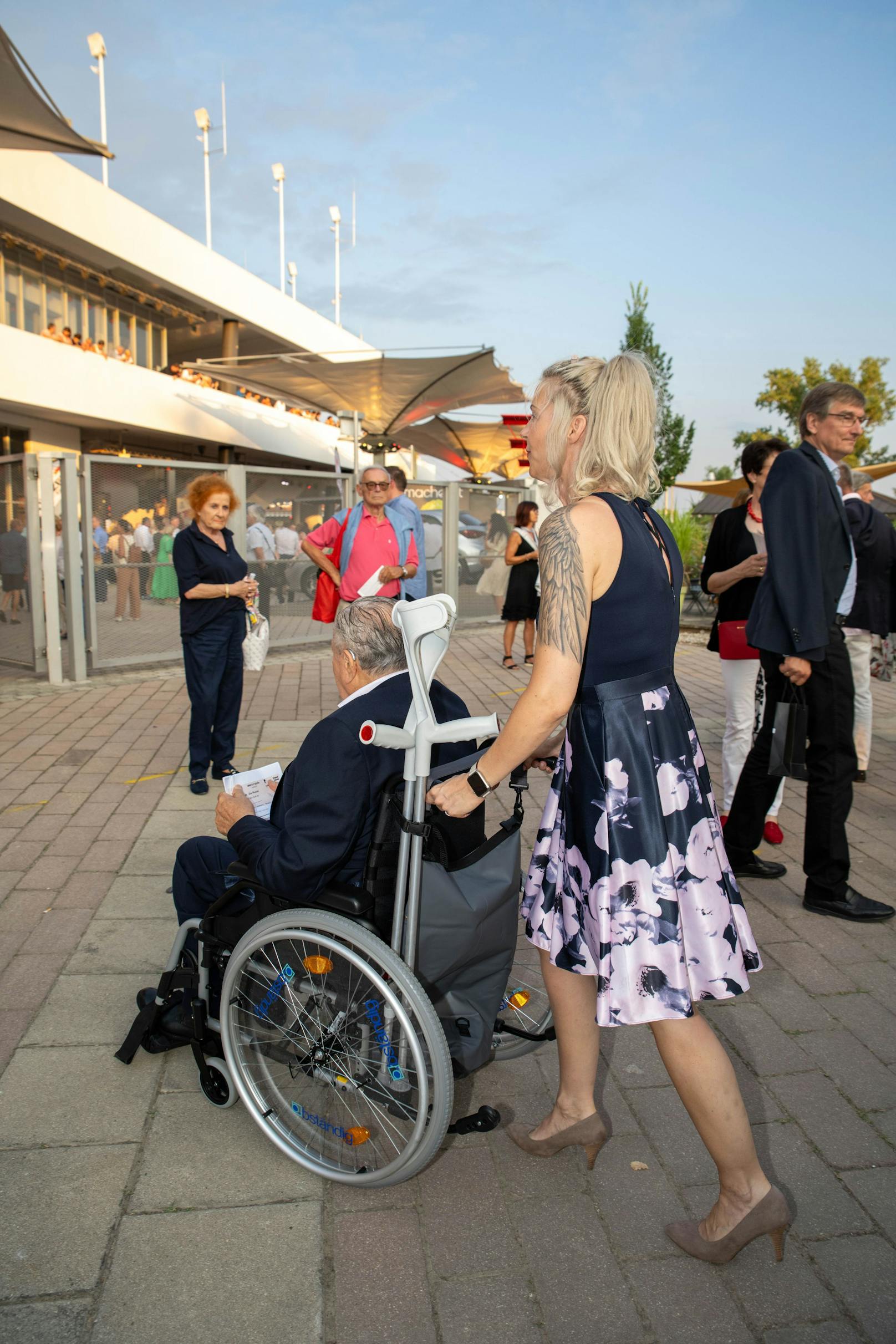 Simone Lugner schob ihren Ehemann Richard Lugner zur Seebühne