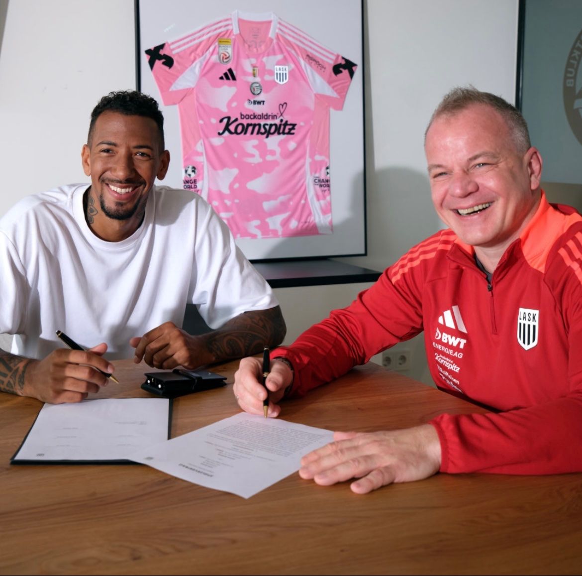 LASK-Geschäftsführer Siegmund Gruber und Jerome Boateng. 