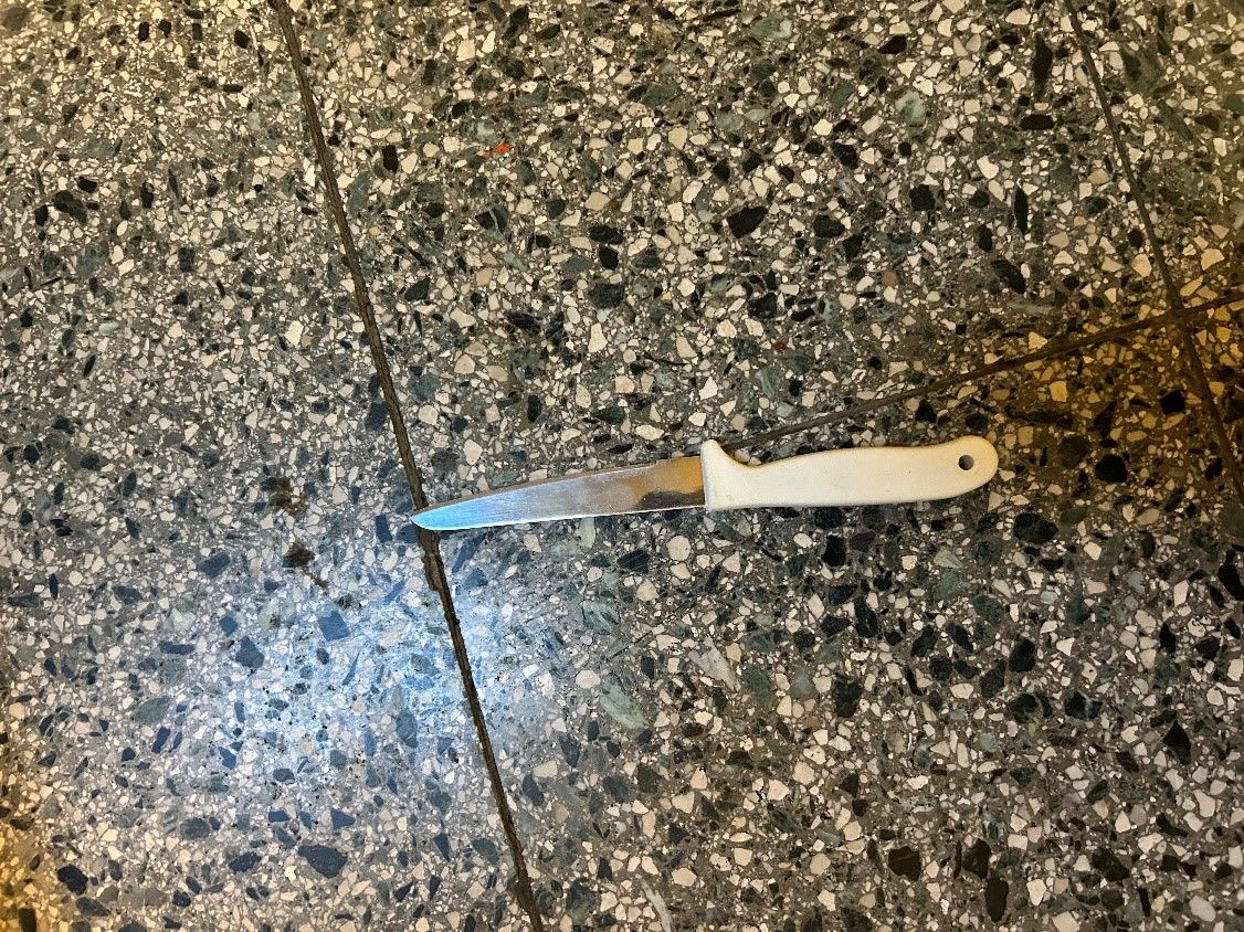 Die Beamten stellten das Messer sicher.