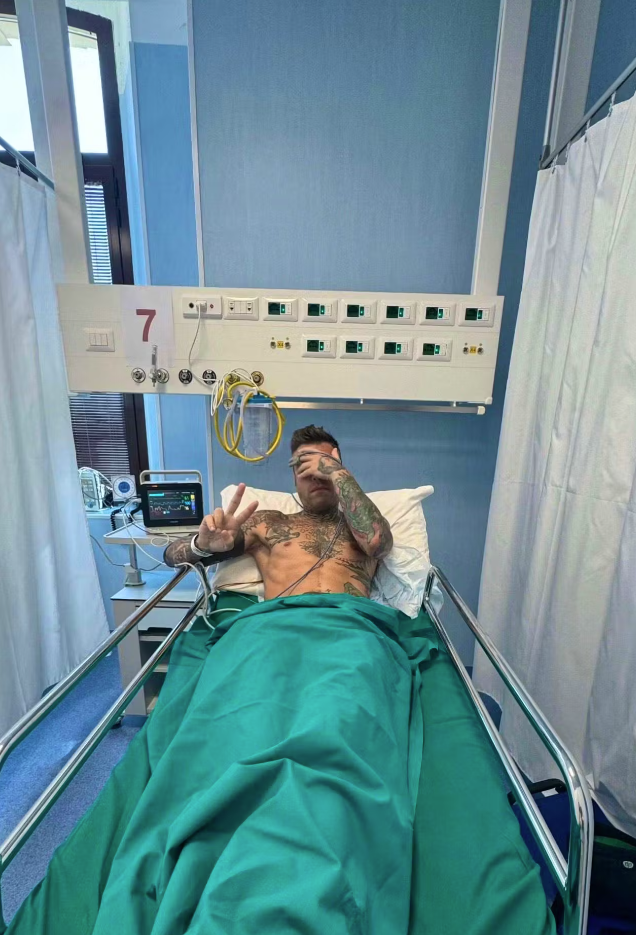 Fedez musste wegen innerer Blutungen operiert werden.