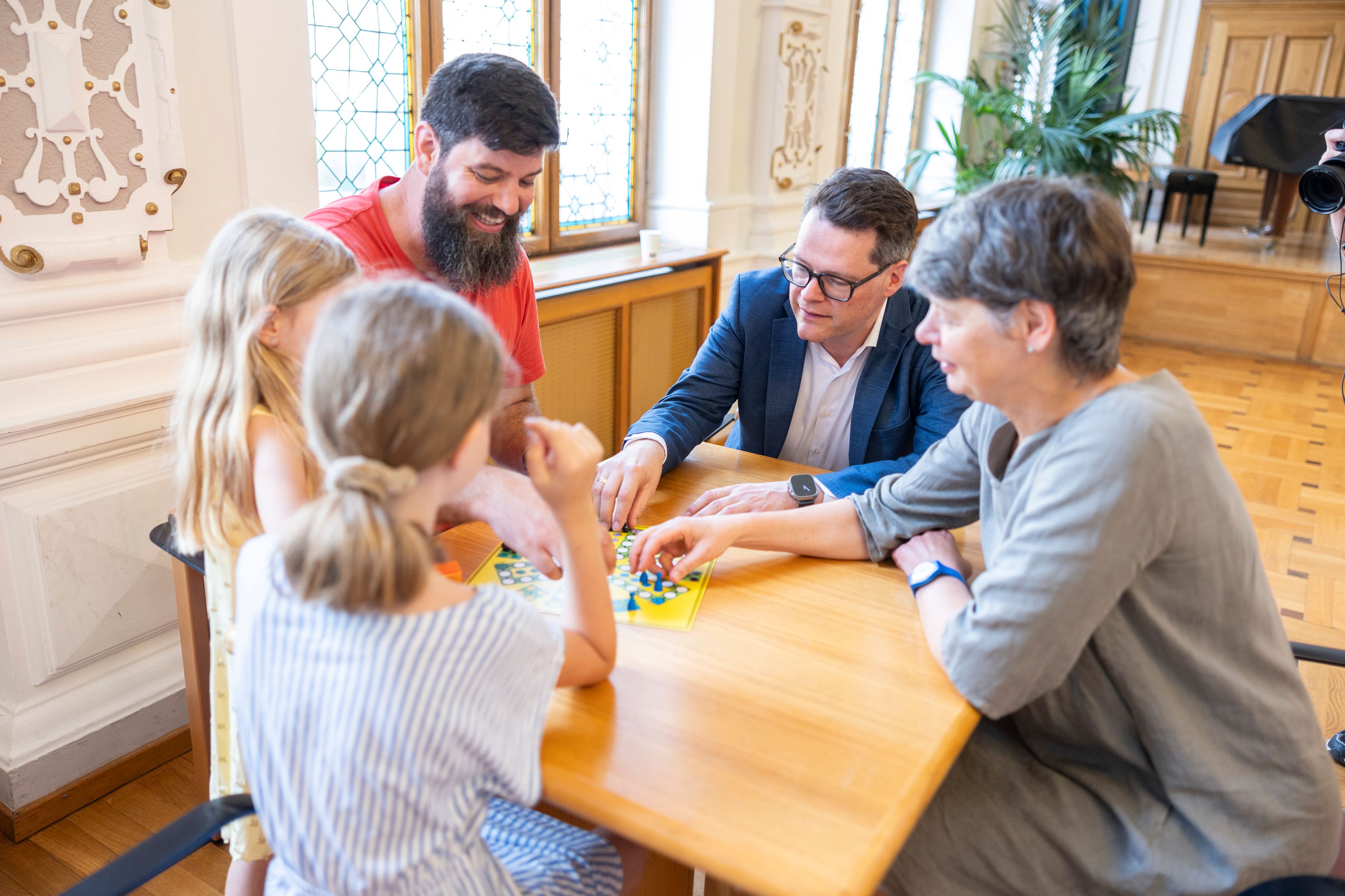 Klimastadtrat Jürgen Czernohorszky und Bezirksvorsteherin Silvia Nossek zu Besuch in der Coolen Zone im Amtshaus Währing.