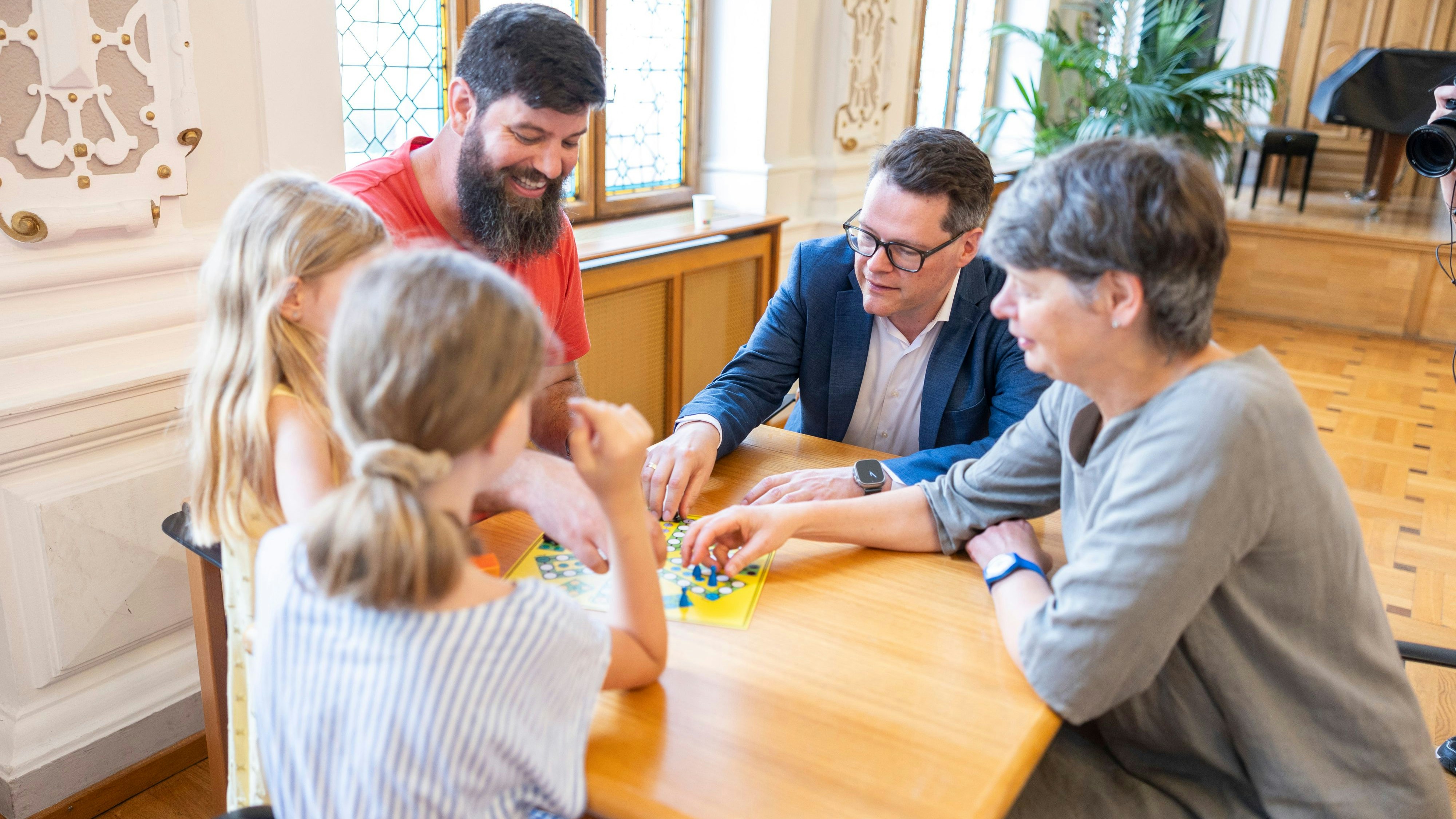 Klimastadtrat Jürgen Czernohorszky und Bezirksvorsteherin Silvia Nossek zu Besuch in der Coolen Zone im Amtshaus Währing.