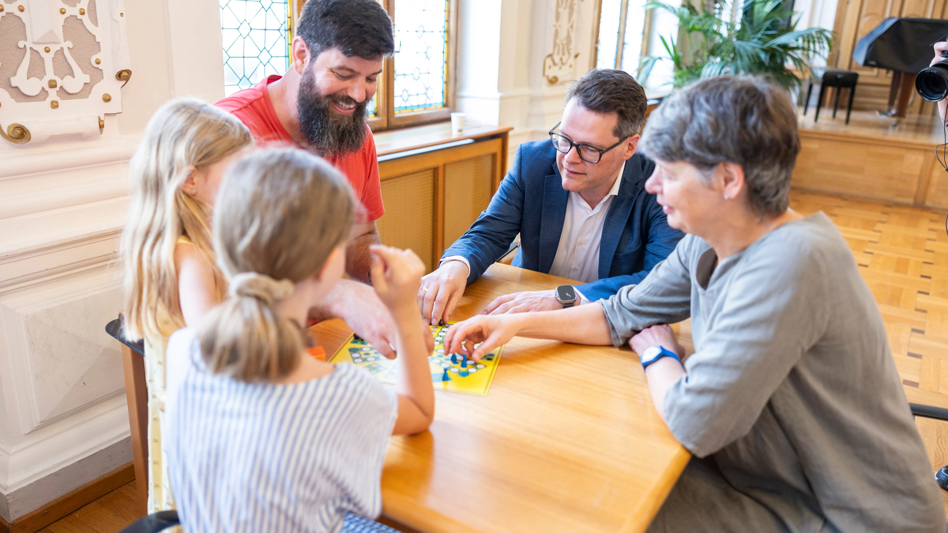 Klimastadtrat Jürgen Czernohorszky und Bezirksvorsteherin Silvia Nossek zu Besuch in der Coolen Zone im Amtshaus Währing.