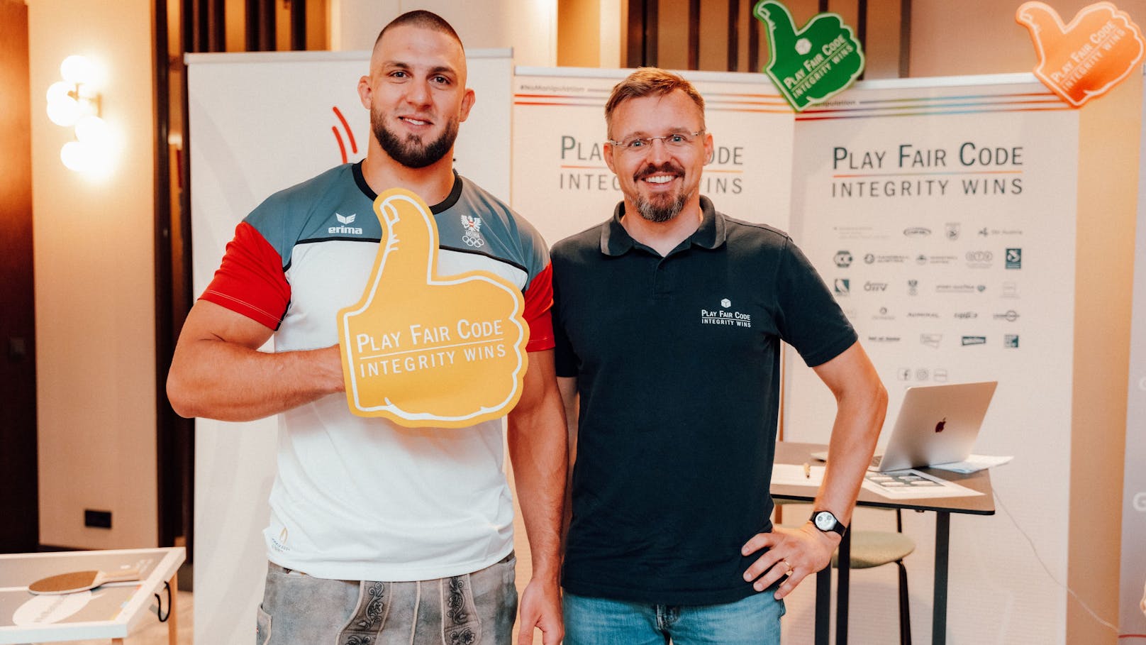 Daumen hoch! Judoka Aaron Fara (l.)