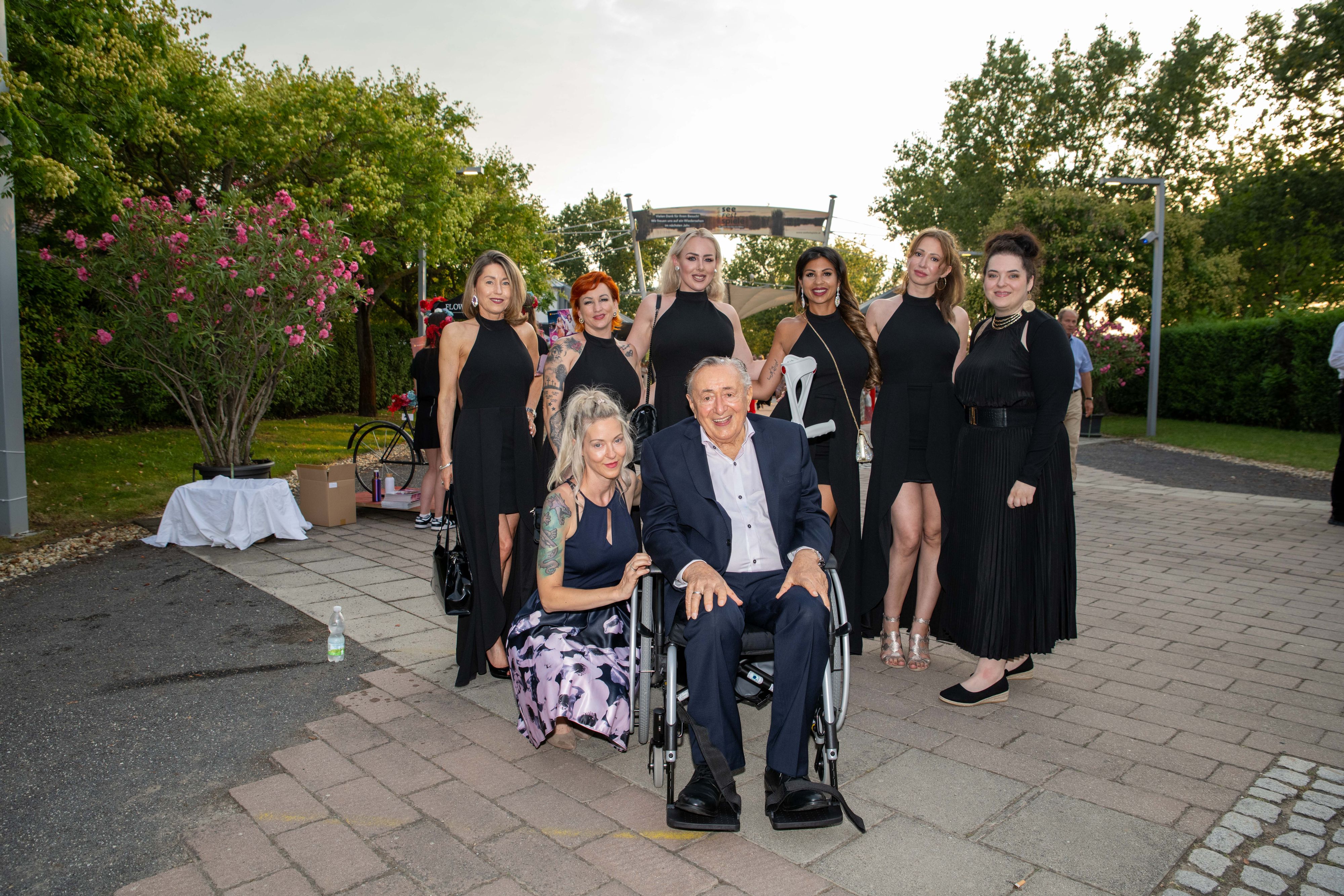 Heute.at - Unter Schock – Society nimmt Abschied von Lugner