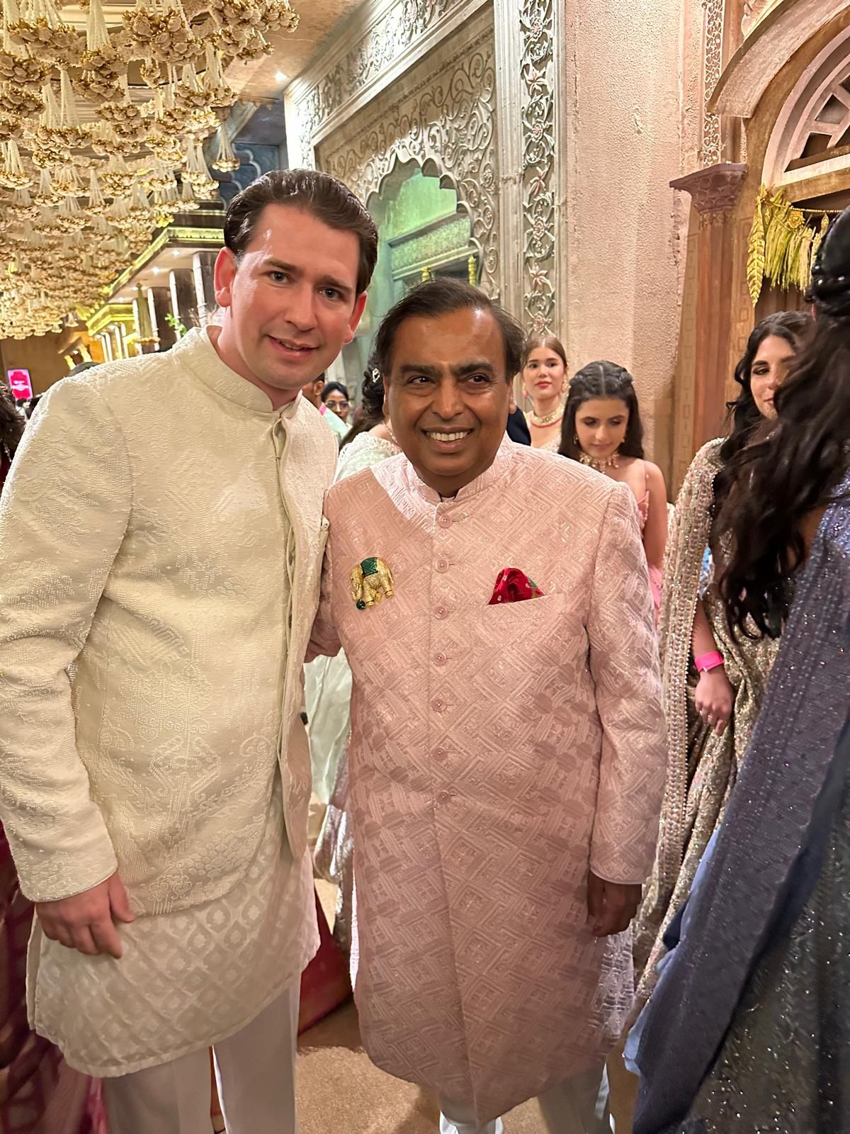 Sebastian Kurz mit Familienoberhaupt Mukesh Ambani.