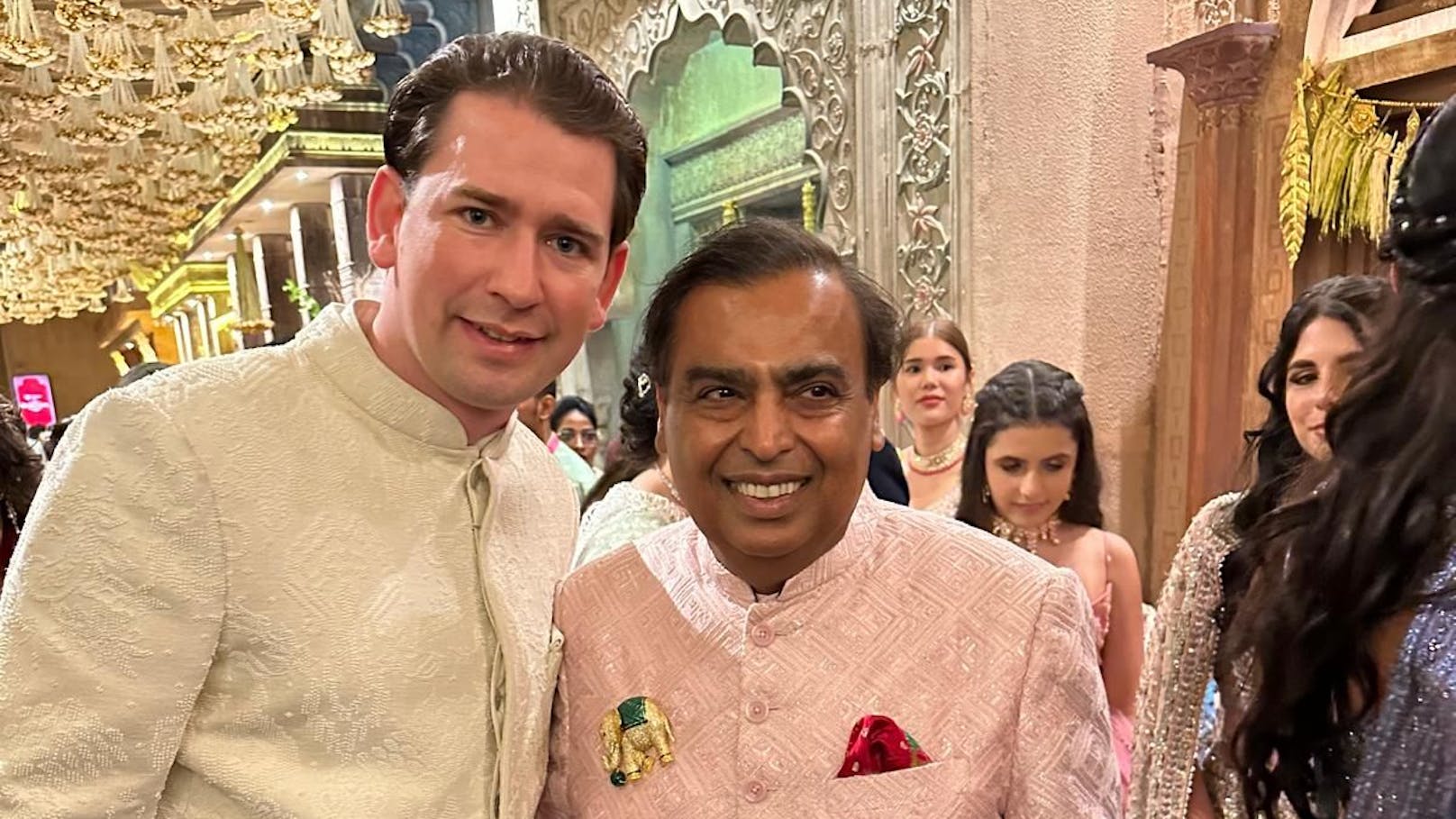 Ex-Kanzler Kurz in indischer Tracht bei Mega-Hochzeit