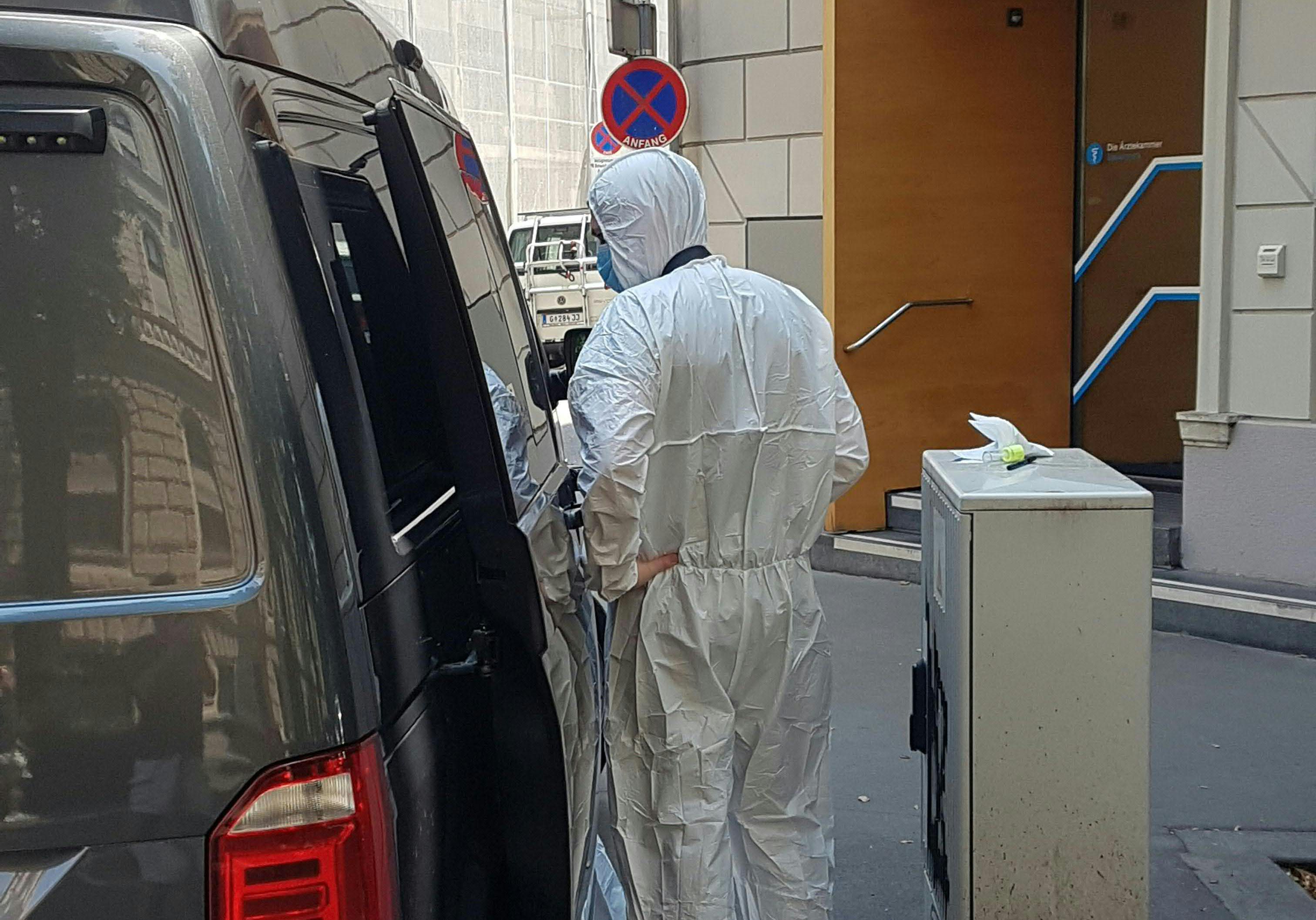 Nach dem Vorfall untersuchten Beamte der Spurensicherung den Tatort.