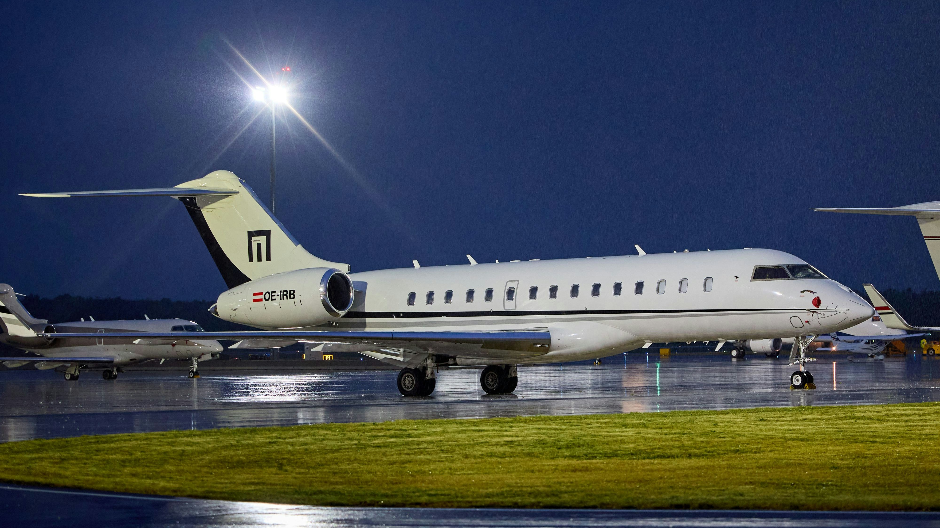 Der Privatjet der Signa Gruppe, eine Bombardier Global Express XRS, in Wien-Schwechat