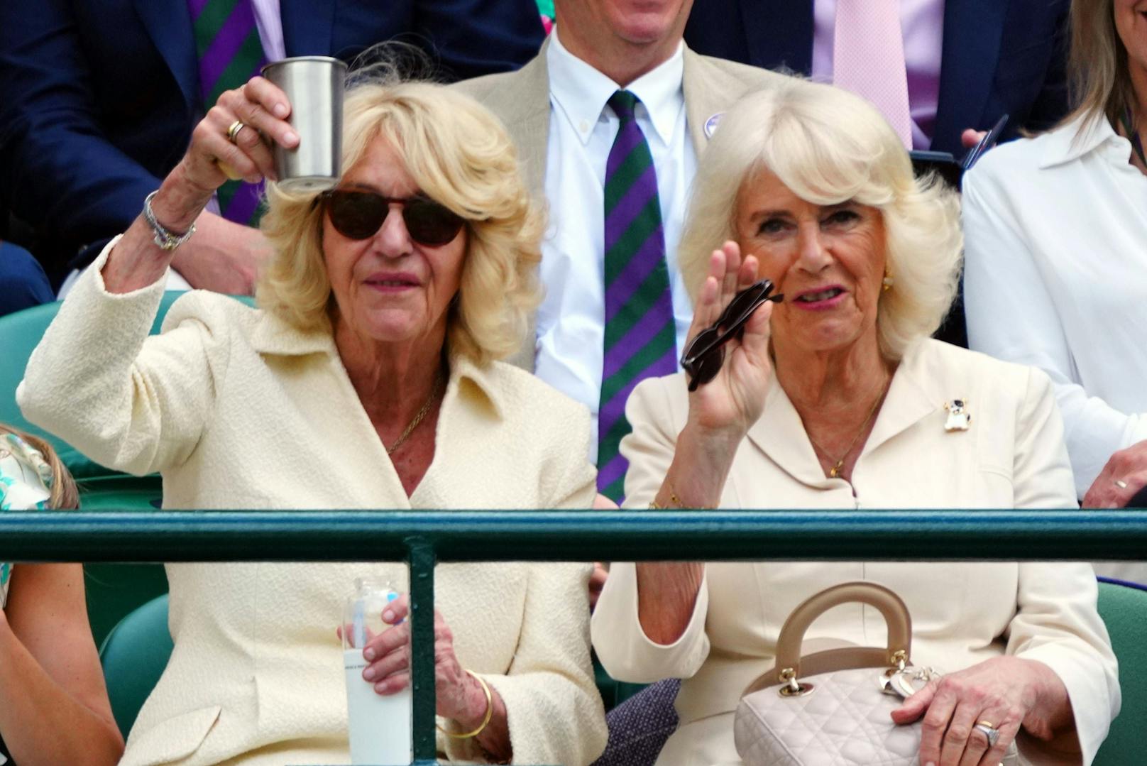 Die Schwester der Queen zeigt sich nur selten in der Öffentlichkeit. Die Ähnlichkeit zwischen Camilla und Annabel Elliot sorgte in Wimbledon für reichlich Gesprächsstoff unter den Zuschauern und nachträglich in den Medien. 