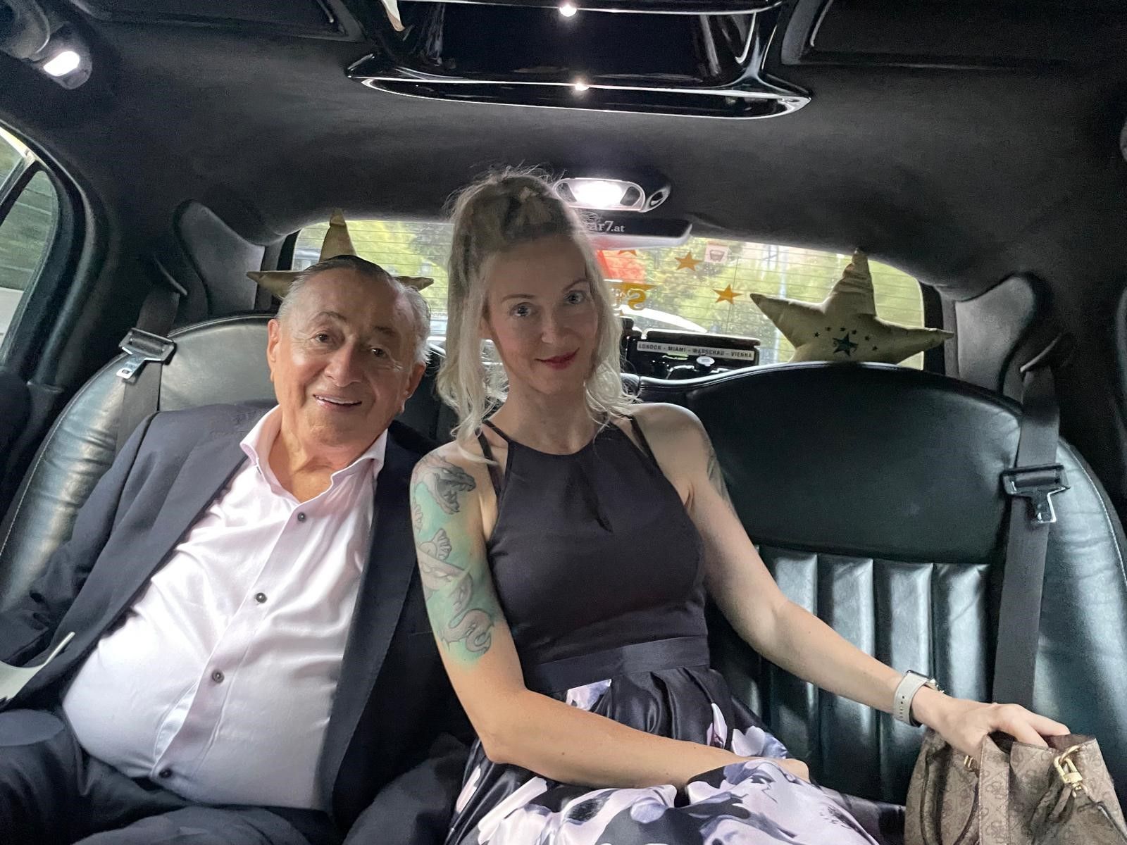 Richard Lugner mit seiner Ehefrau Simone in der Opernball-Stretch-Limousine.