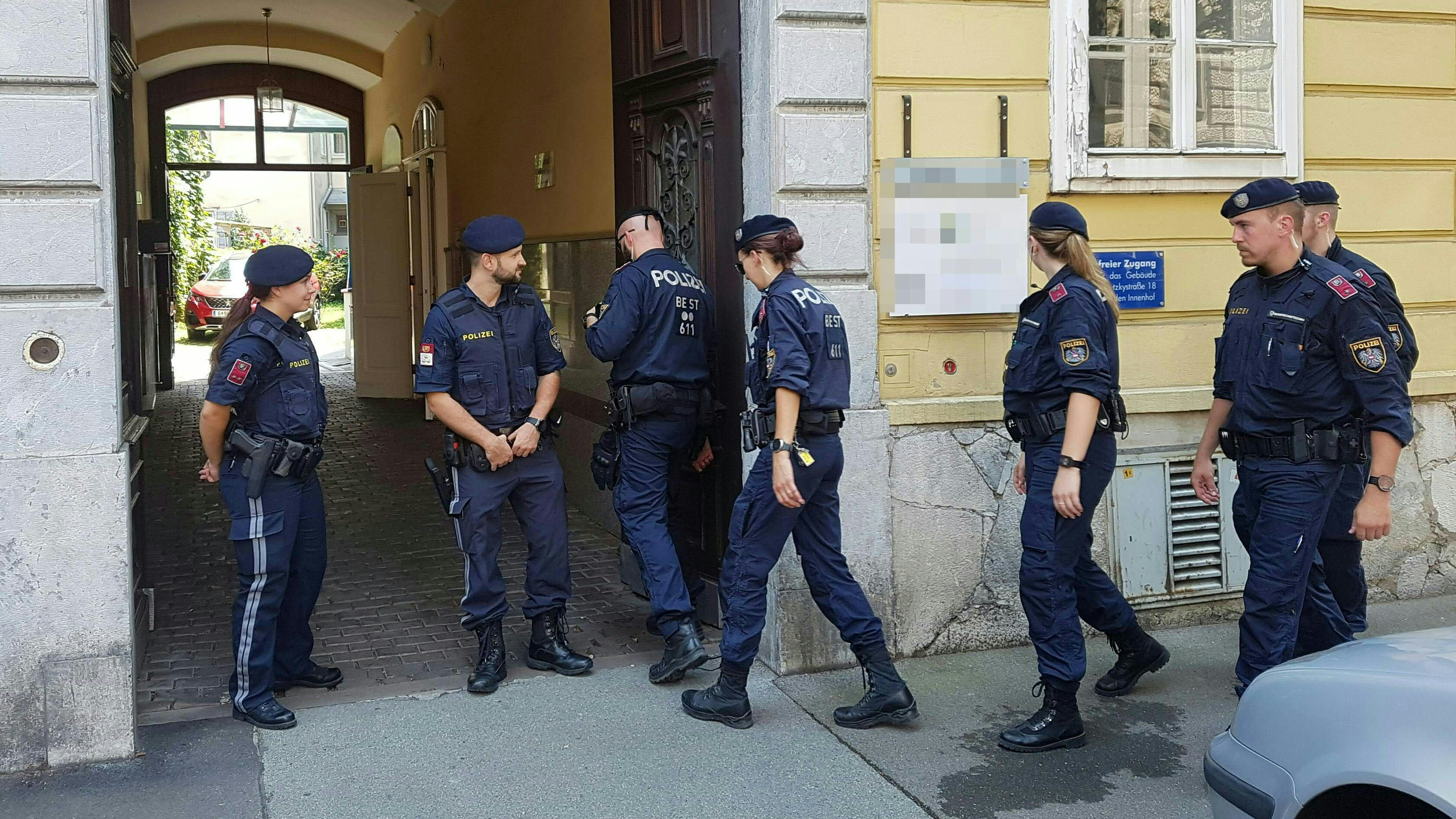 Aufgrund des Vorfalls kam es in der Grazer Innenstadt zu einem Großeinsatz der Polizei. Laut ersten Angaben der Pressestelle soll es sich um ein "mutmaßliches Gewaltdelikt" handeln. Im Bild: Beamte am Einsatzort.