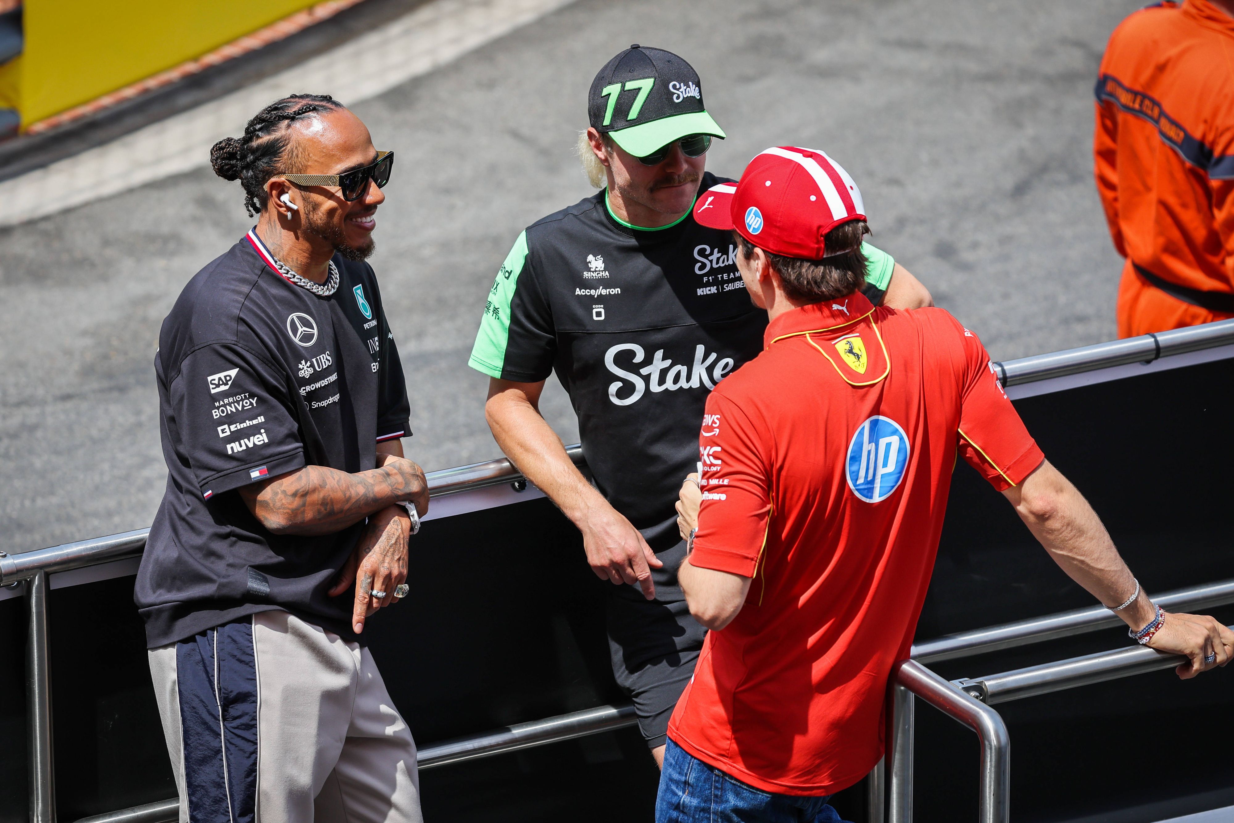 Valtteri Bottas (m) mit Ex-Kollege Lewis Hamilton und Ferrari-Star Charles Leclerc