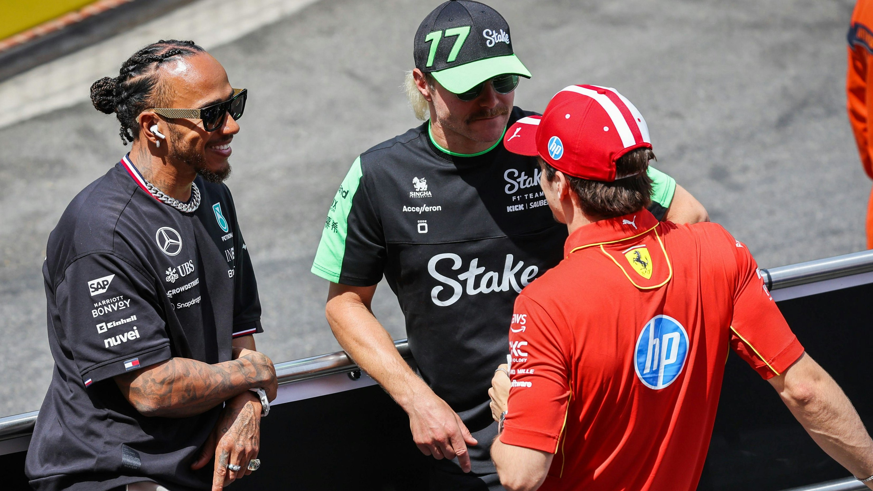Lewis Hamilton mit seinem Ex-Teamkollegen Valtteri Bottas und Ferrari-Star Charles Leclerc