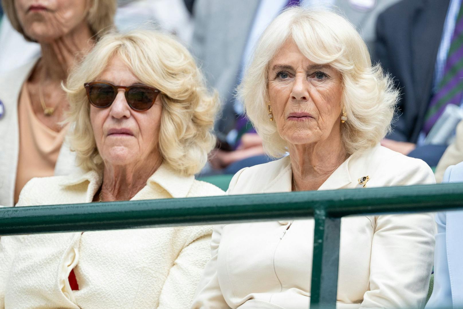 In Wimbledon ließ Camilla alle doppelt sehen. Die Dame neben ihr sah ihr nicht nur ähnlich, sondern hatte auch ein ähnliches Styling.