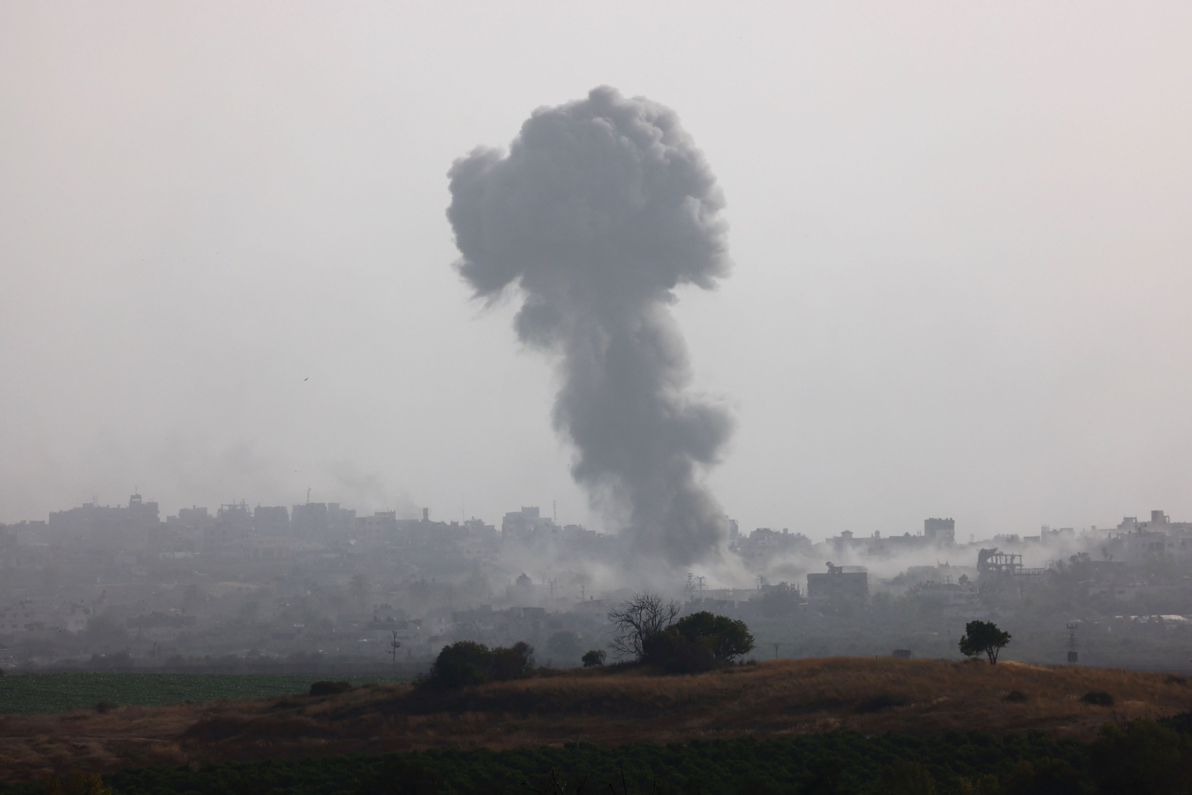 Rauch steigt nach einem Luftangriff in Gaza auf.