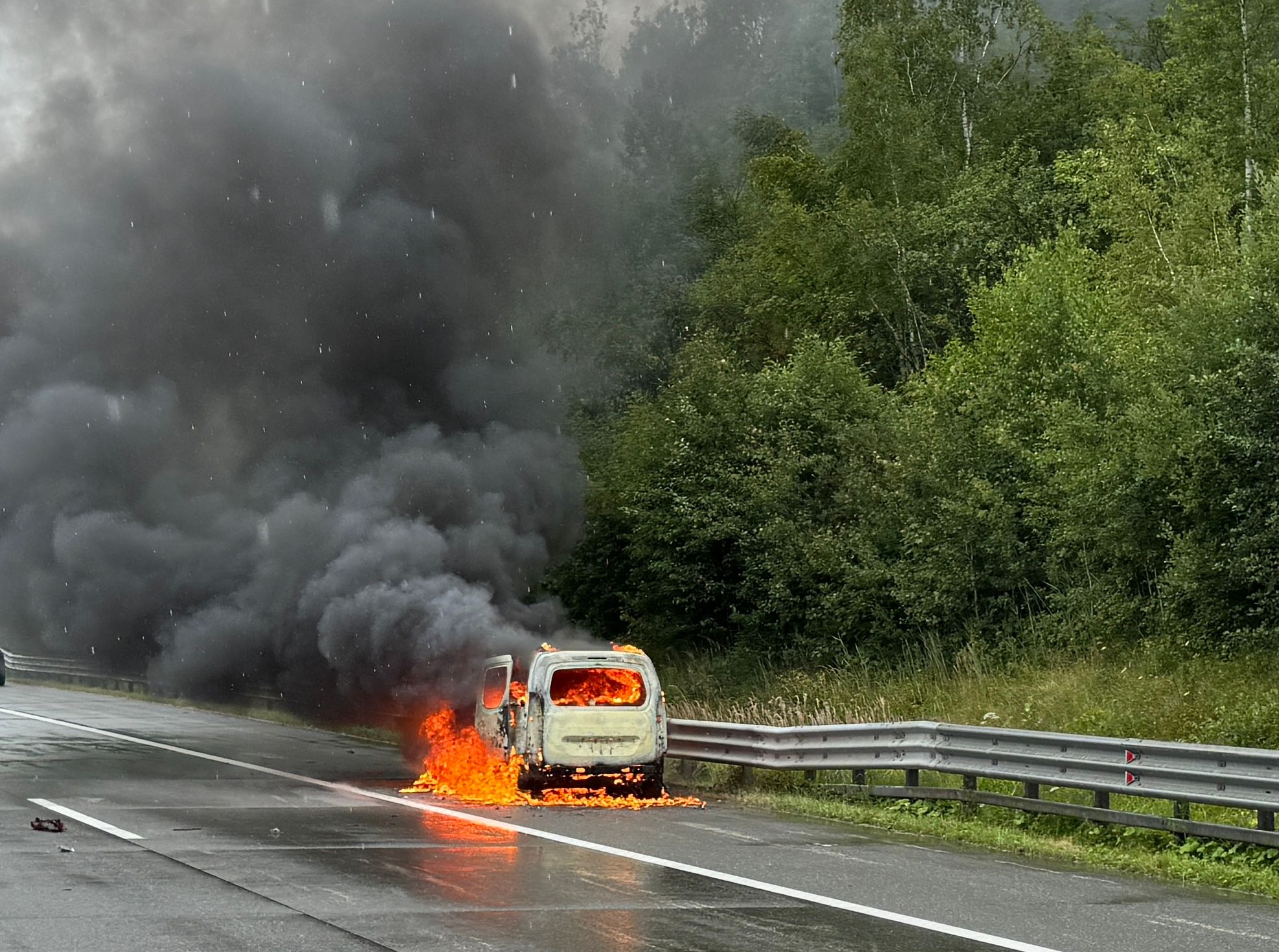 Das Auto brannte am Freitagnachmittag im Bezirk Vöcklabruck. Die Rauchentwicklung war enorm. 