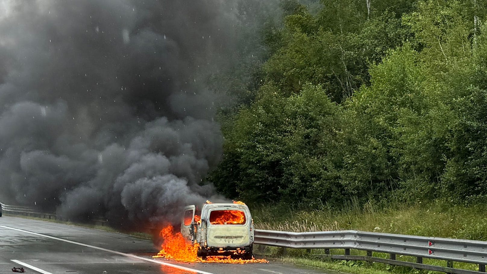 Gewaltige Rauchsäule – Auto geht auf A1 in Flammen auf