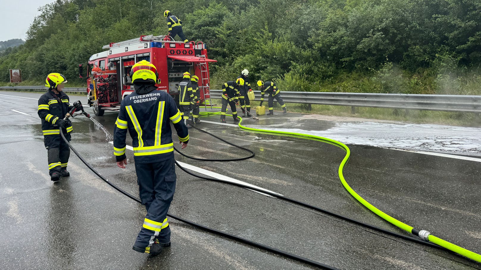 Anschließend reinigten sie die Fahrbahn.