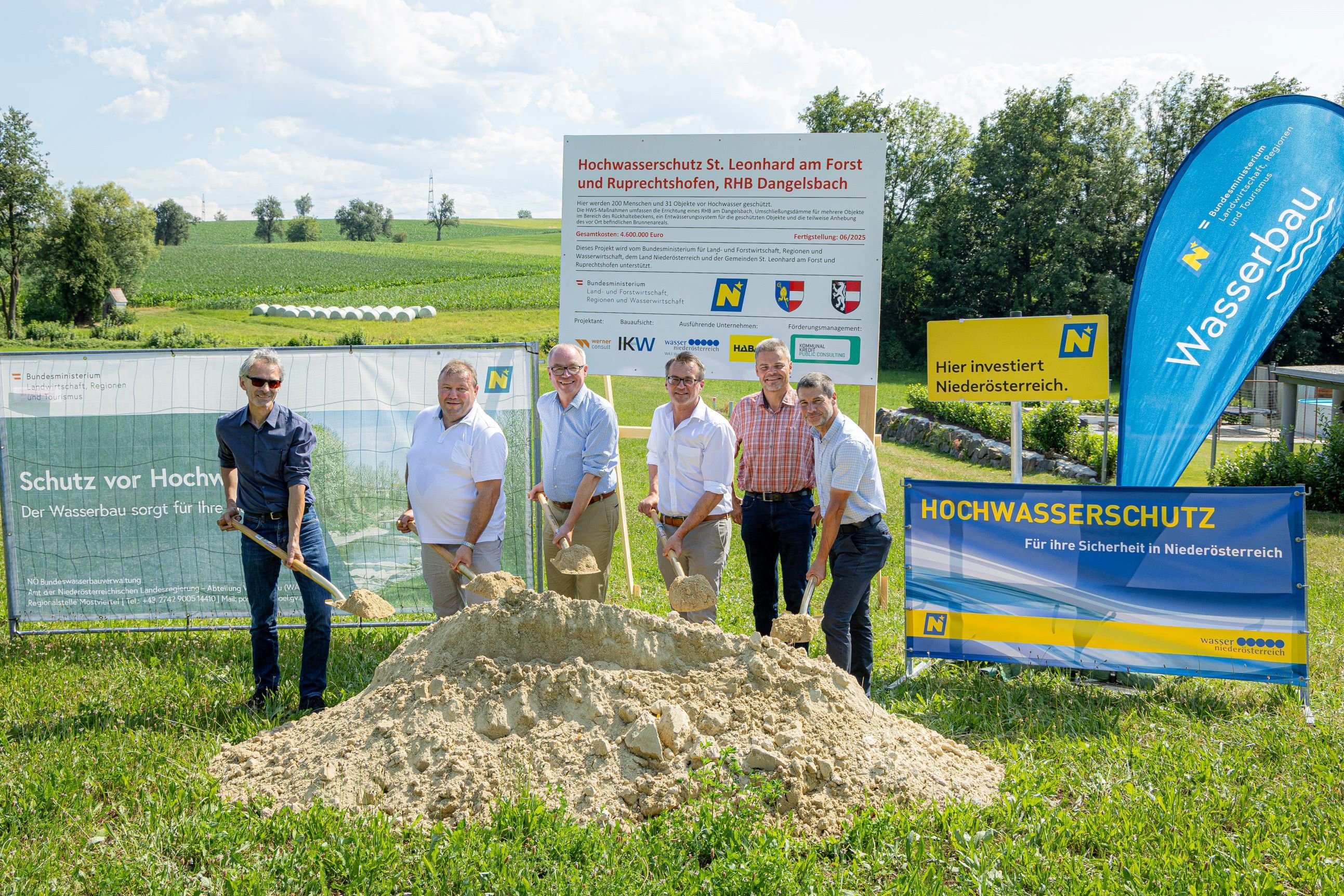 Georg Fröschl, BGM Leopold Gruber-Doberer, LH-Stellvertreter Stephan Pernkopf, BGM Hans-Jürgen Resel, GGR Erich Radlbauer und Dietmar Pichler beim Spatenstich für den Hochwasserschutz am Dangelsbach