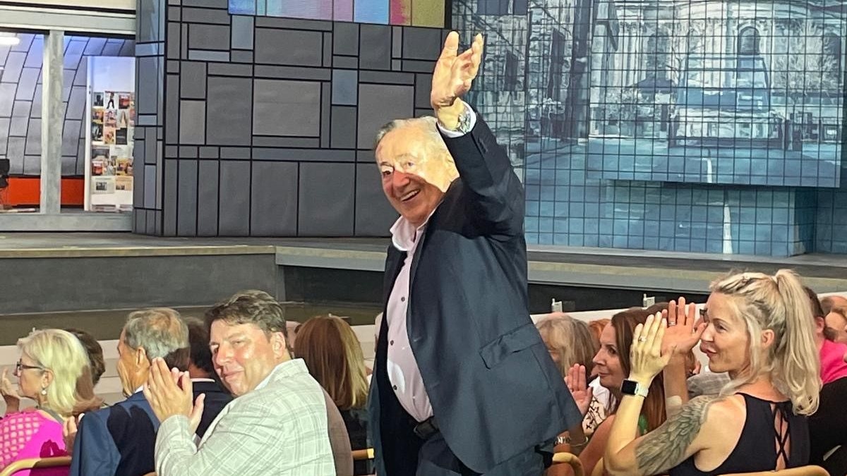 Richard Lugner wurde viel Wertschätzung entgegengebracht: Das Publikum belohnte seine bewundernswerte Lebensenergie bei seiner Begrüßung durch Intendant Alfons Haider mit dem längsten Applaus.