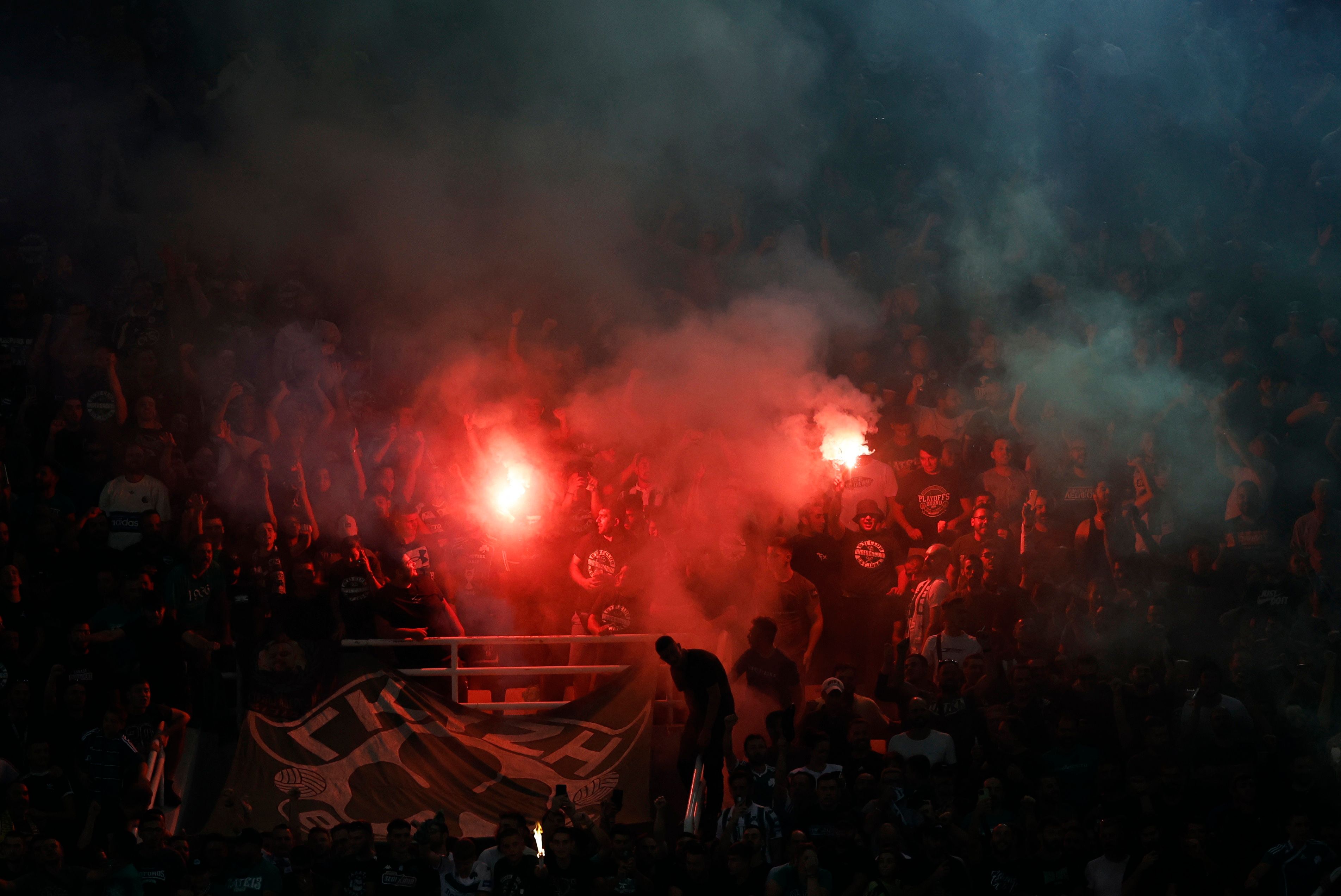 Rivalisierende Fan-Gruppen von Panathinaikos sind am Samstag aufeinander losgegangen. 