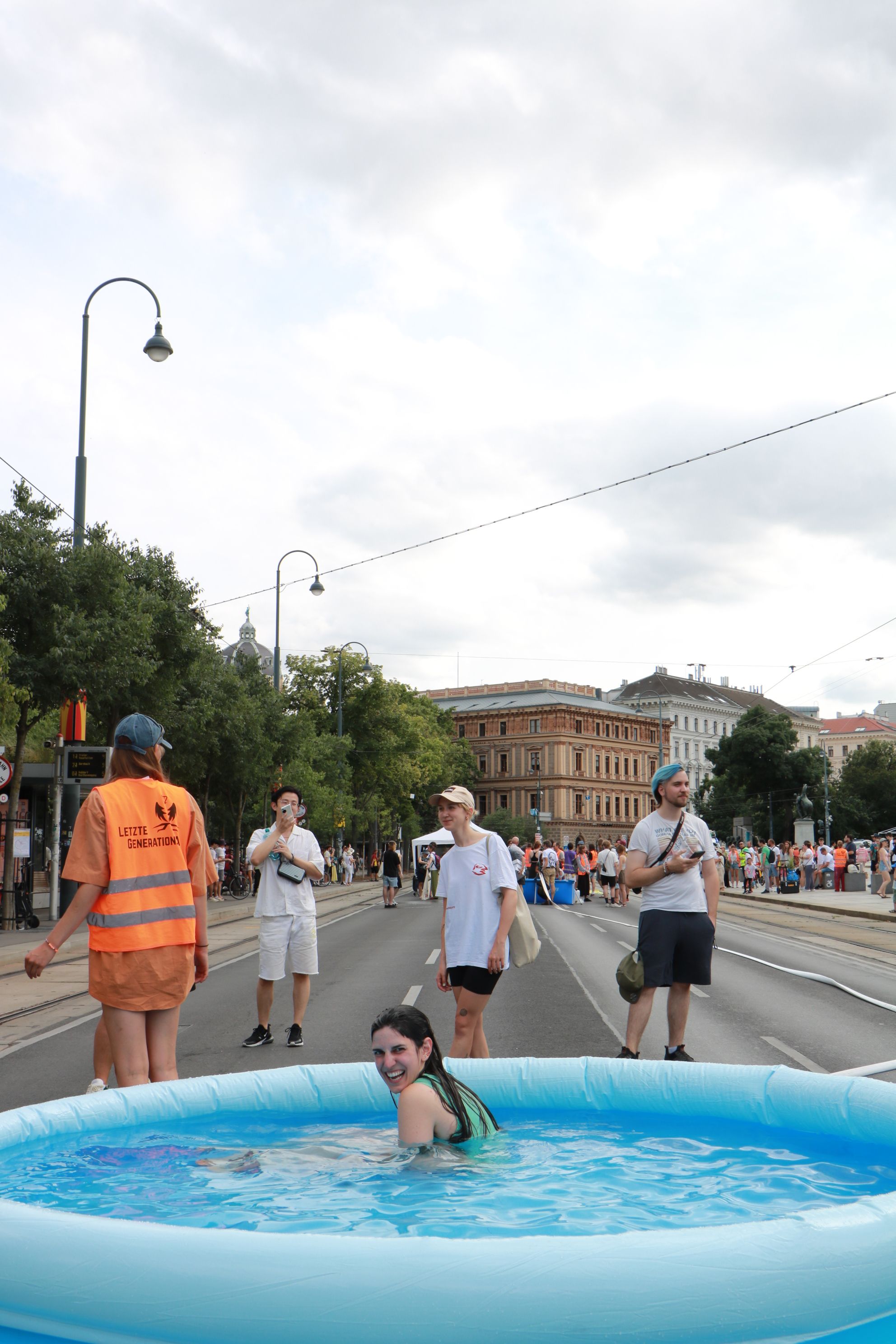 Nicht angeklebt, sondern im Wasser protestierten am Samstag die Aktivisten der Letzten Generation vor dem Parlament in Wien.