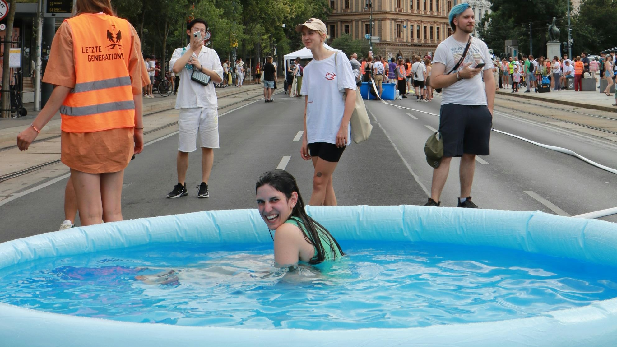 Heute.at - Klimakleber plantschen aus Protest vor Parlament