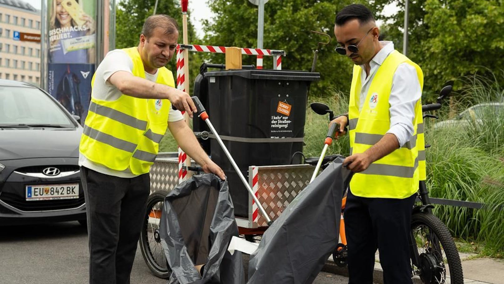 Die beiden Taxler setzten sich kürzlich auch für einen sauberen Arbeitsplatz ein.