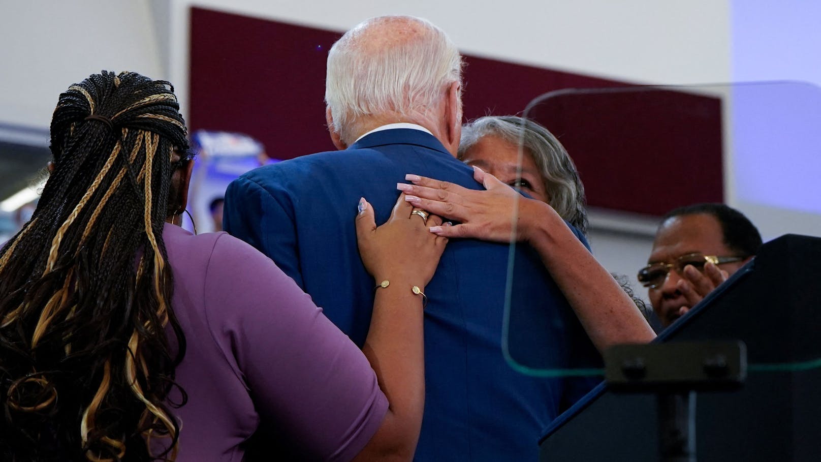 Unterstützerinnen begleiten US-Präsident Biden am Ende der Wahlkampfveranstaltung in einer Schule in Detroit, Michigan.