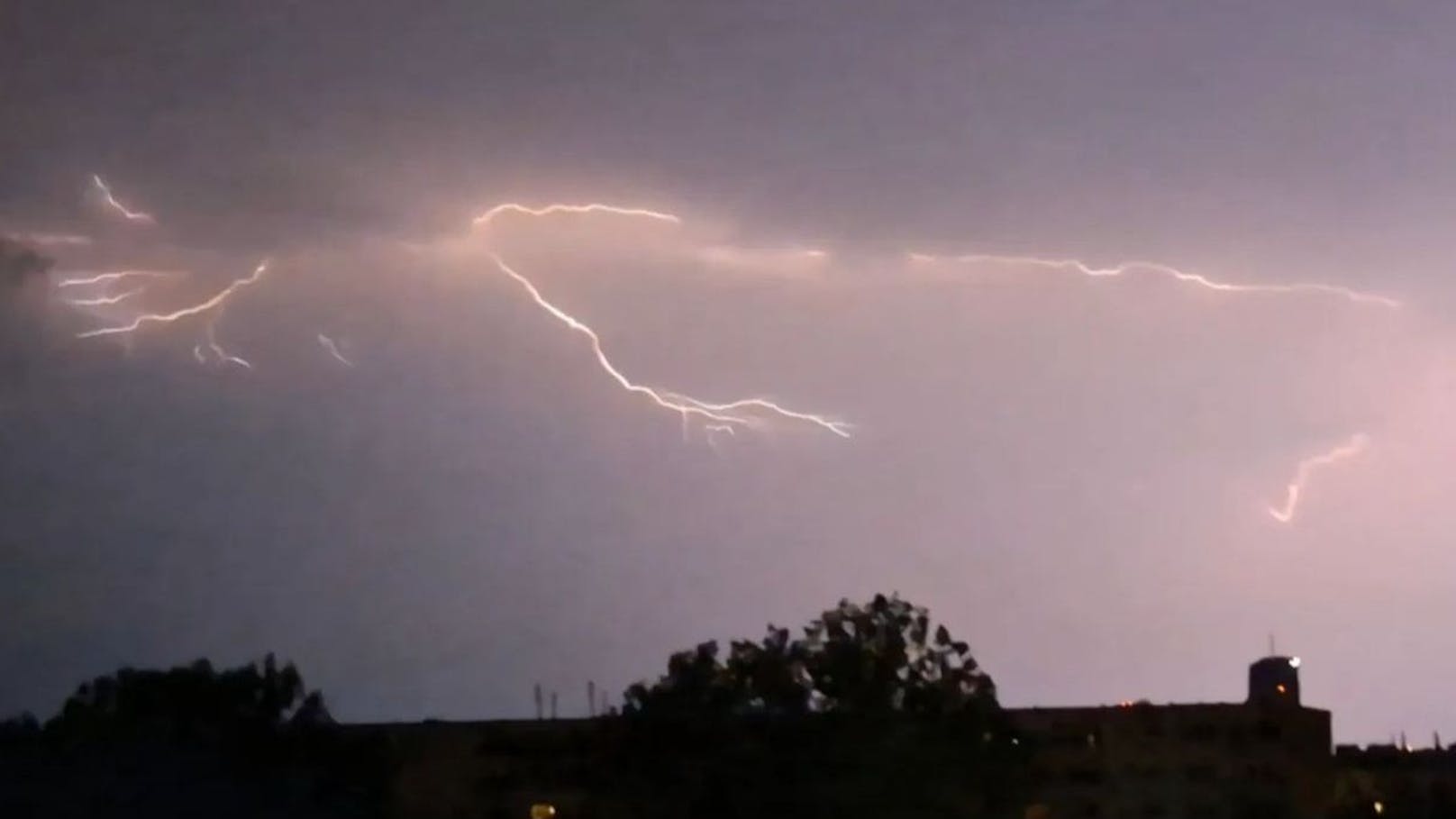 In Paasdorf (Mistelbach) blitzte es ebenfalls gewaltig.