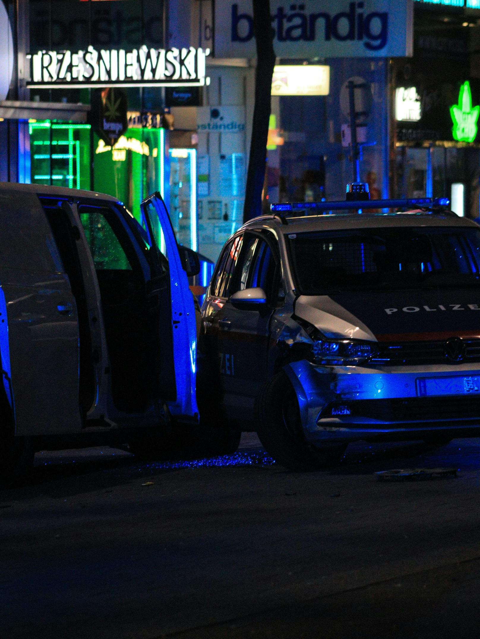 Der Lenker hatte Drogen dabei, verletzte insgesamt drei Polizisten.