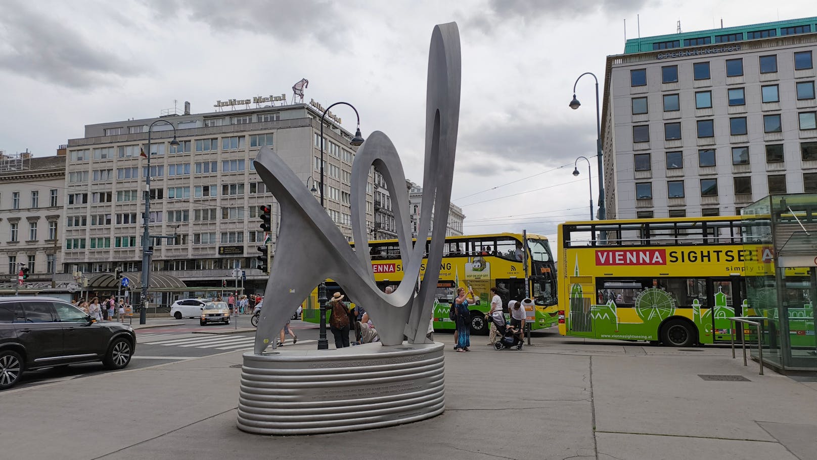 Besonders mit Haaren kämpft das System, diese "verwaschen" in den unscharfen Hintergrund und es braucht mehrmaliges Auslösen.