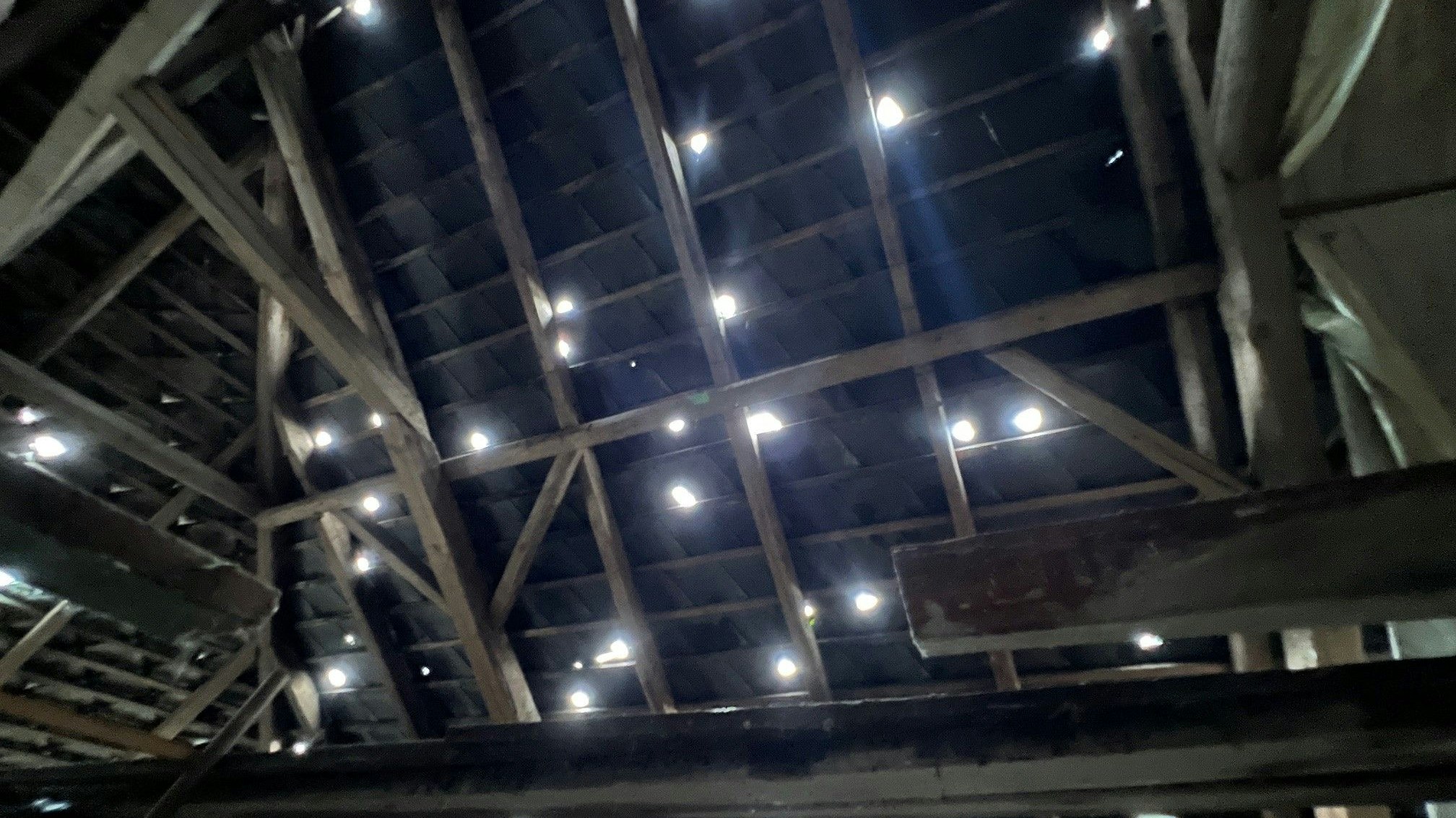 Im Bezirk Scheibbs durchlöcherten riesige Hagelkörner mehrere Dachstühle.