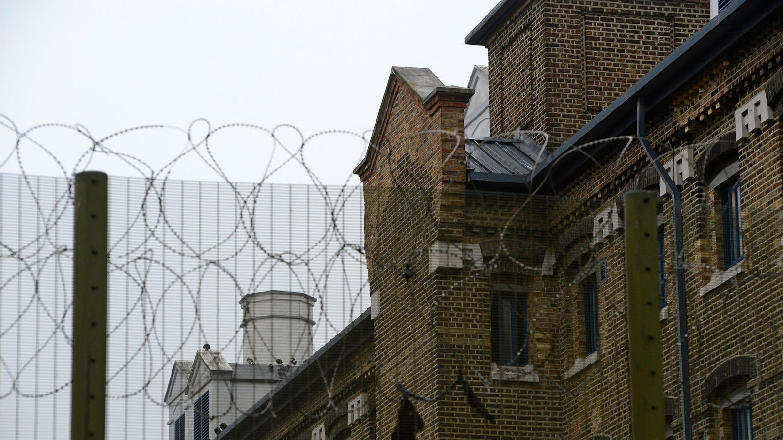 Gefängnisse überfüllt: Tausende Insassen vor Entlassung