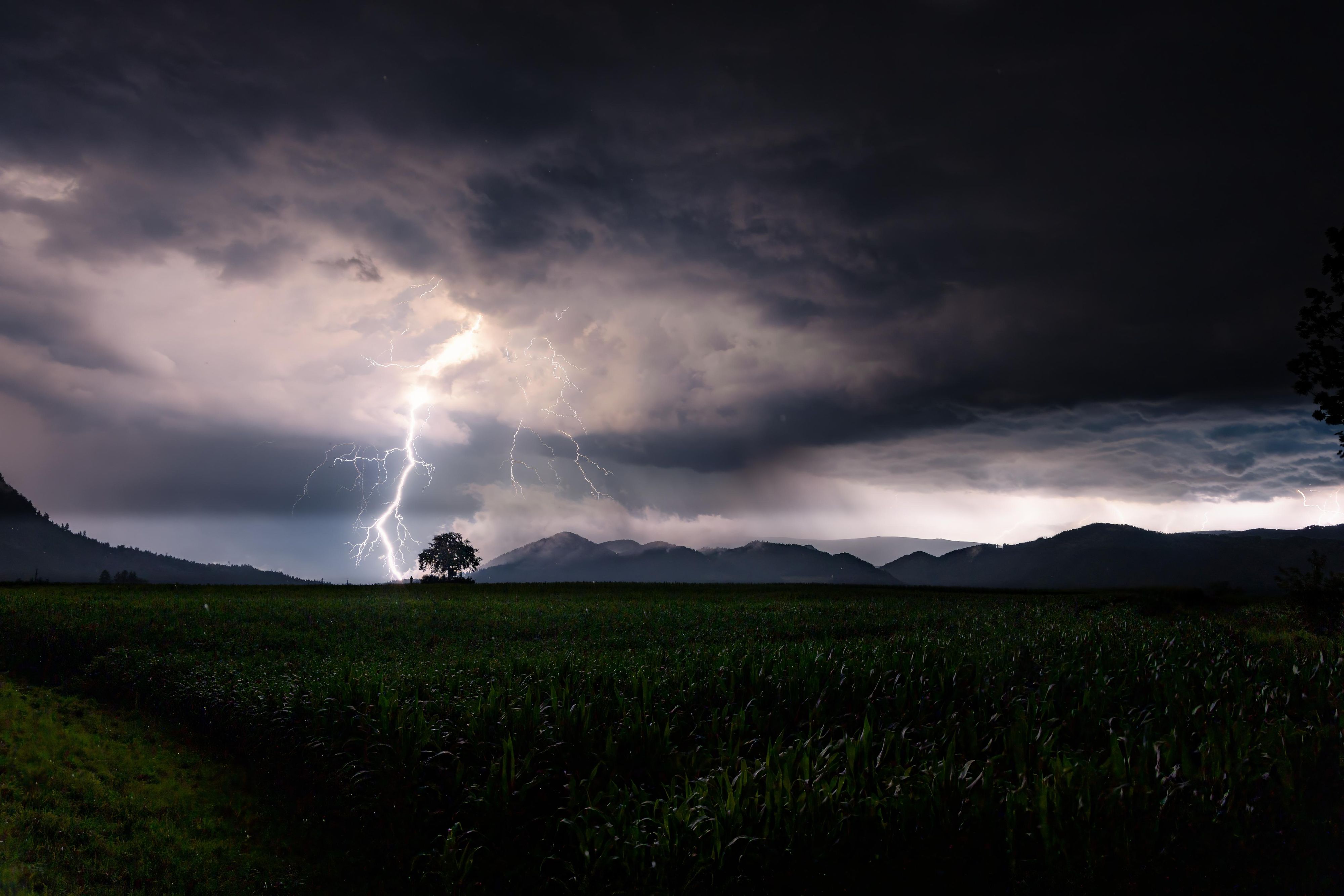 In Kärnten nahm ein Leser dieses faszinierende Unwetter-Foto auf.