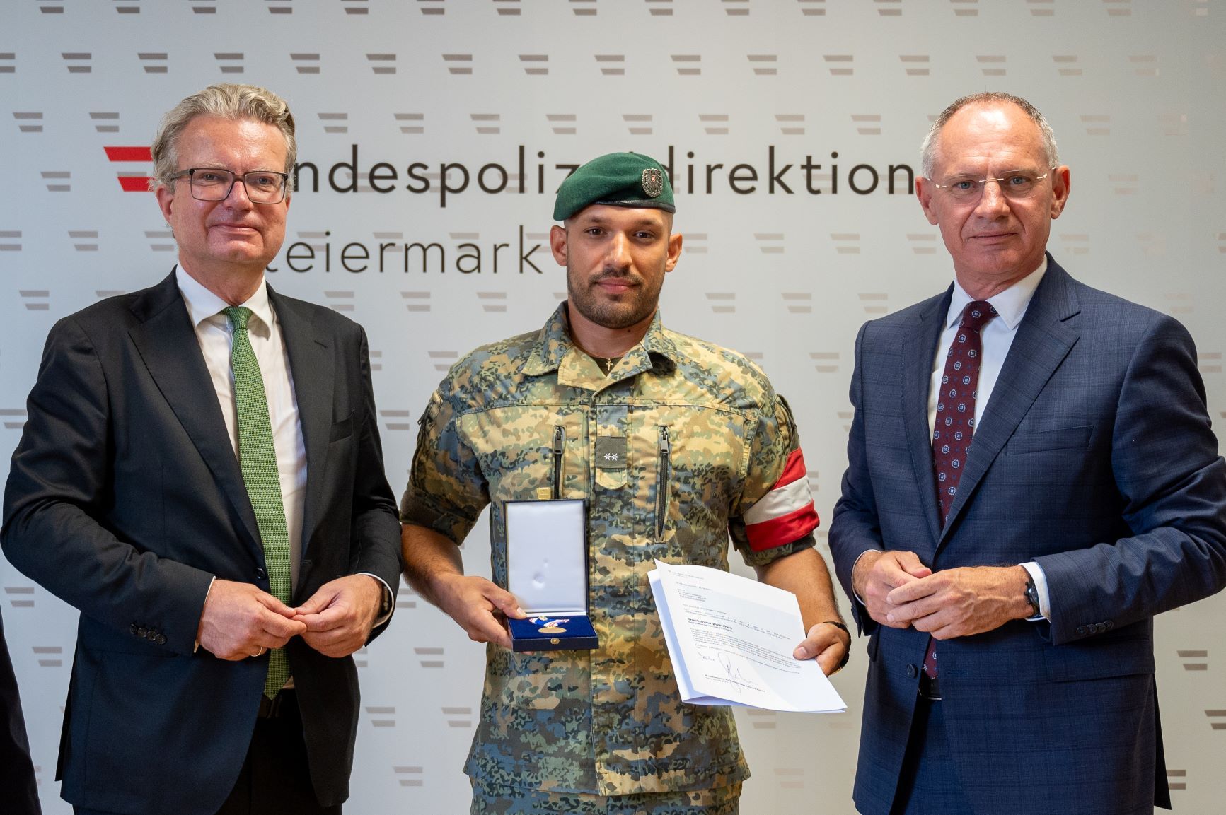 Für seinen selbstlosen Einsatz zur Rettung von zwei Menschenleben anlässlich einer Unwetterkatastrophe Anfang Juni 2024 in Deutschfeistritz erhielt Emanuel Stanojevic (Mitte) von Bundesminister Gerhard Karner (rechts) das 