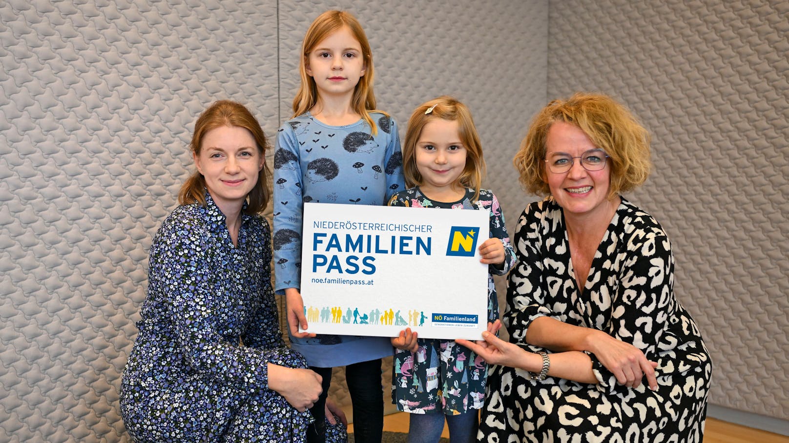 Familien-Landesrätin Christiane Teschl-Hofmeister freut sich mit Frieda und Margaretha sowie deren Mama Julia Müllner über die zahlreichen Angebote und Ermäßigungen mit dem NÖ Familienpass