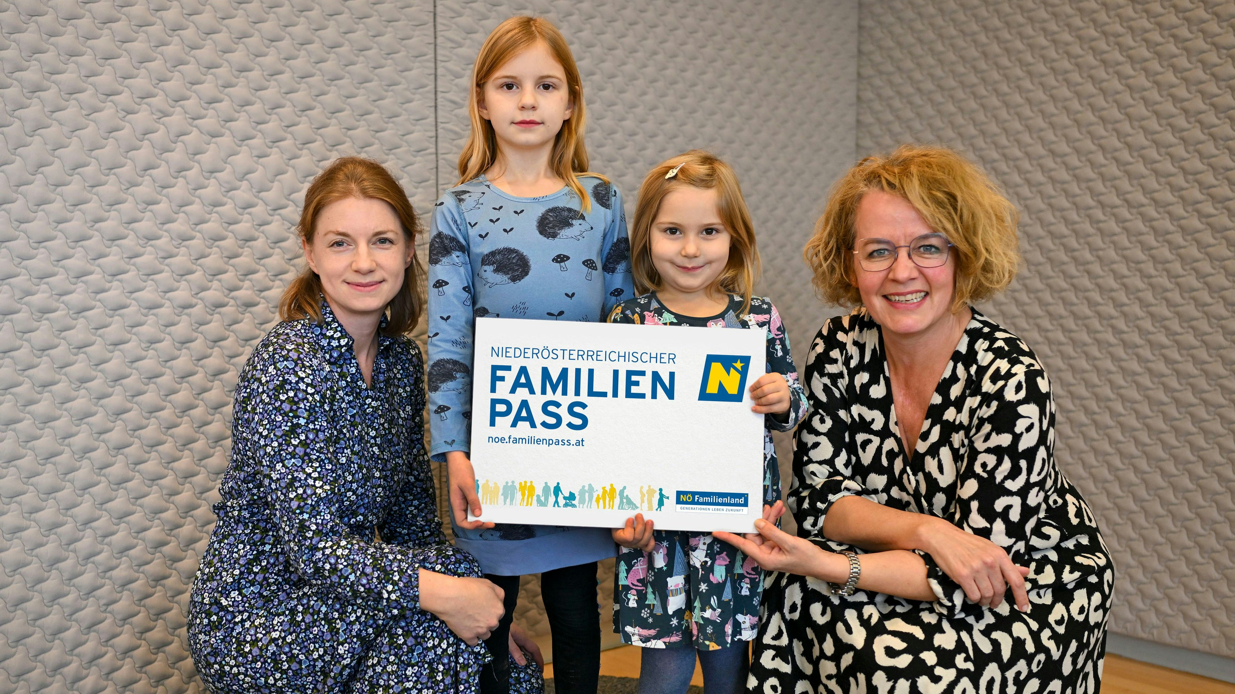 Familien-Landesrätin Christiane Teschl-Hofmeister freut sich mit Frieda und Margaretha sowie deren Mama Julia Müllner über die zahlreichen Angebote und Ermäßigungen mit dem NÖ Familienpass