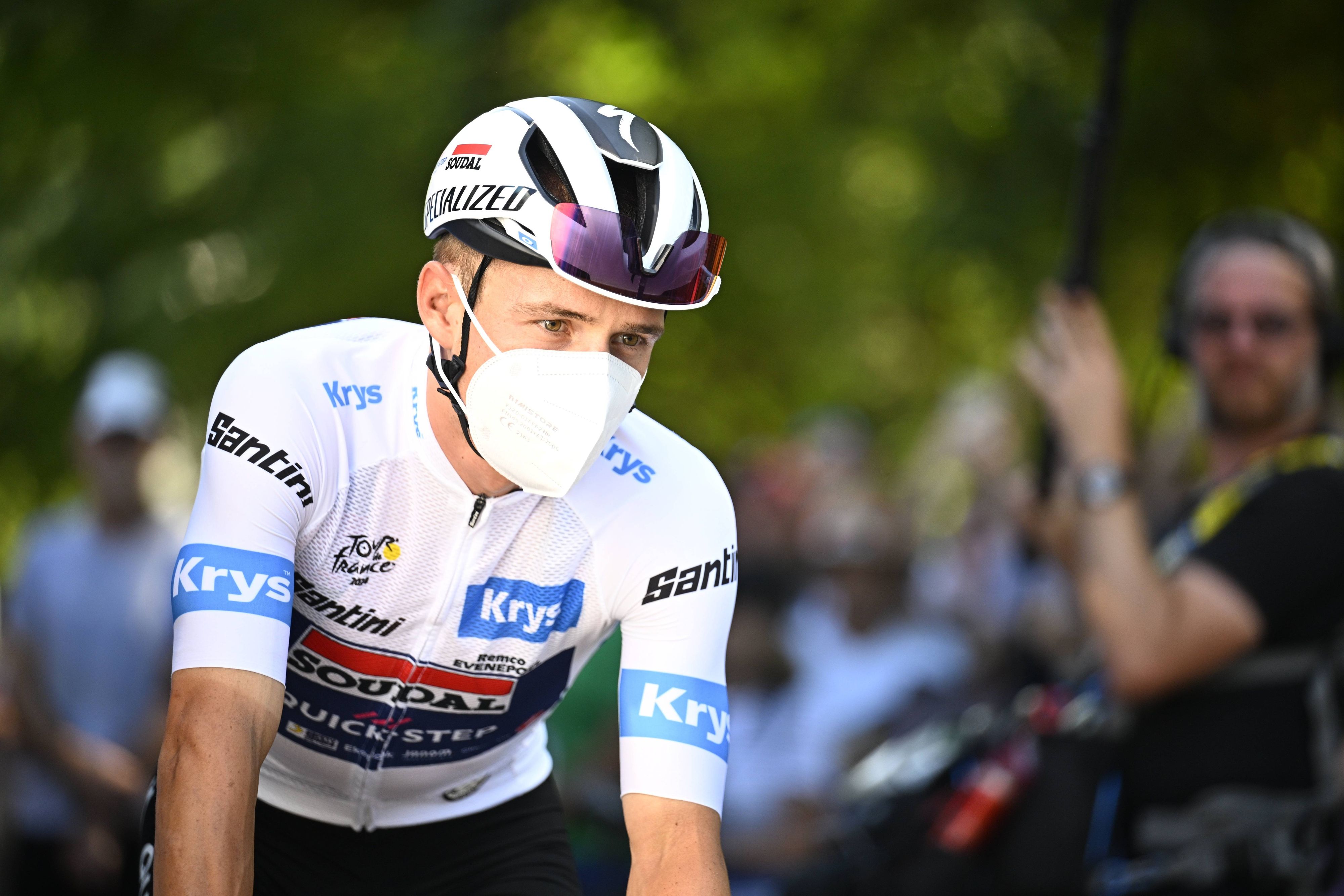 Nicht nur die Journalisten tragen nach der Häufung von Corona-Fällen bei der Tour de France Masken.