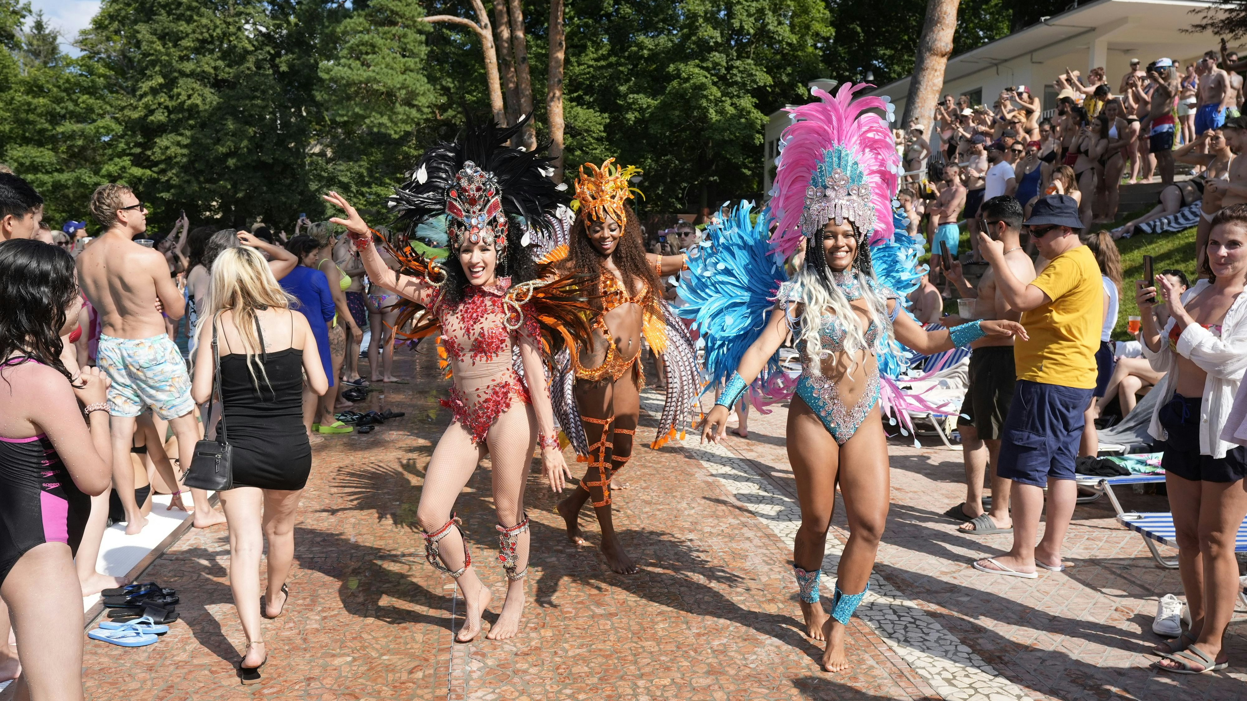 Bei der Pool-Party im Schönbrunner Bad wird Samba getanzt.
