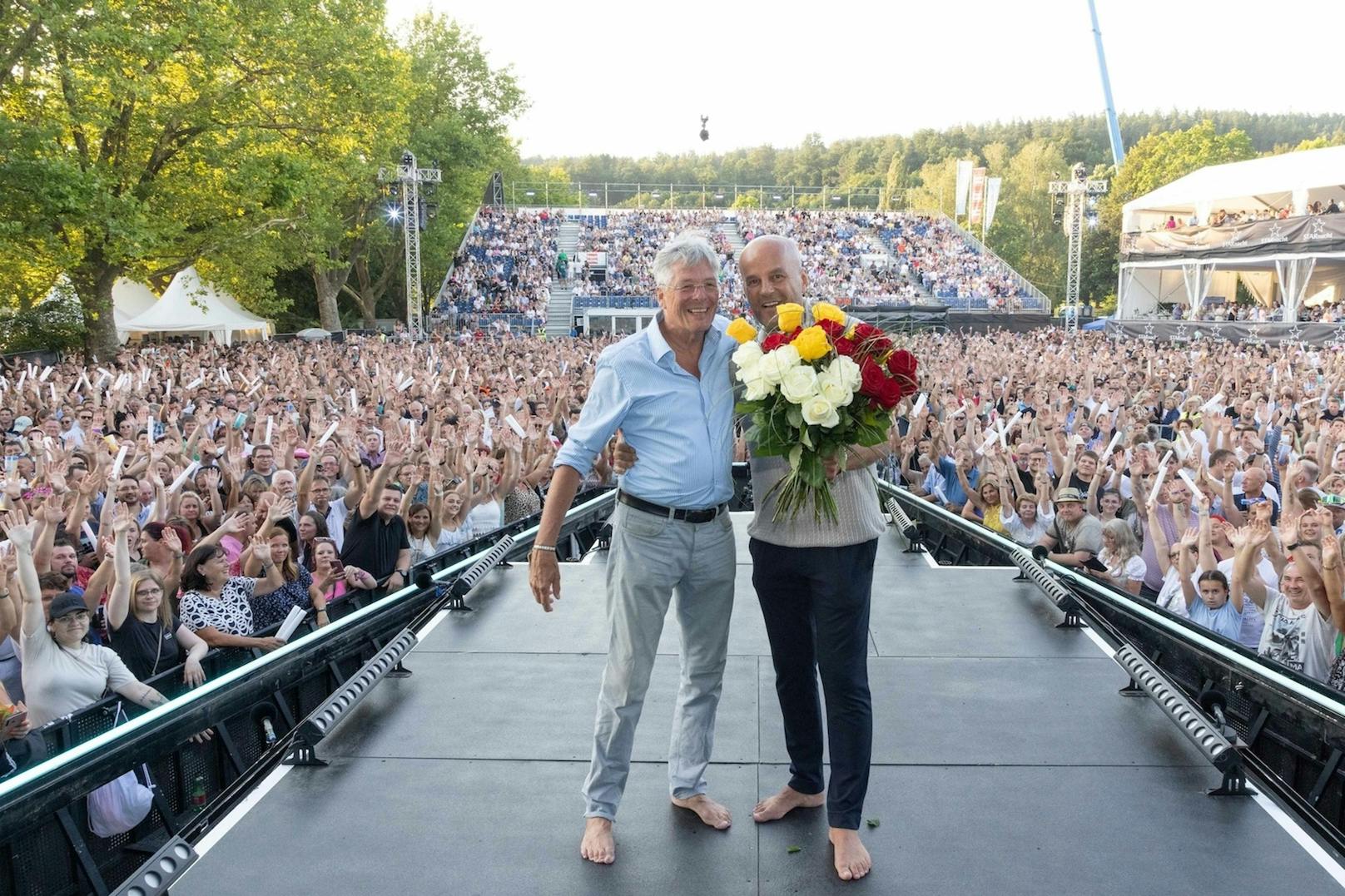 Kärntens Landeshauptmann Peter Kaiser überreichte Martin Ramusch einen Blumenstrauß.