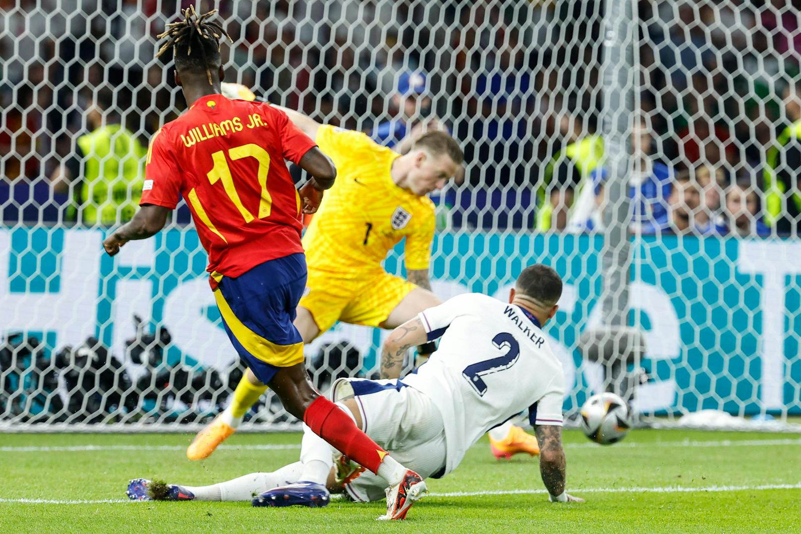 Die Final-Helden: Nico Williams schießt Spanien mit 1:0 in Führung.