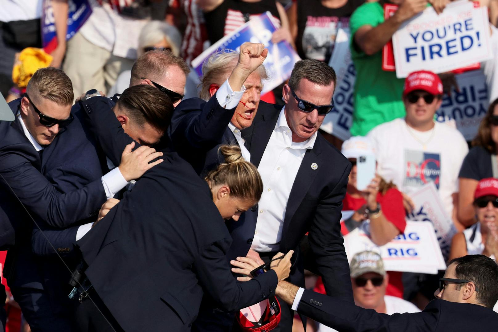 Eine Kugel traf Trump am rechten Ohr.